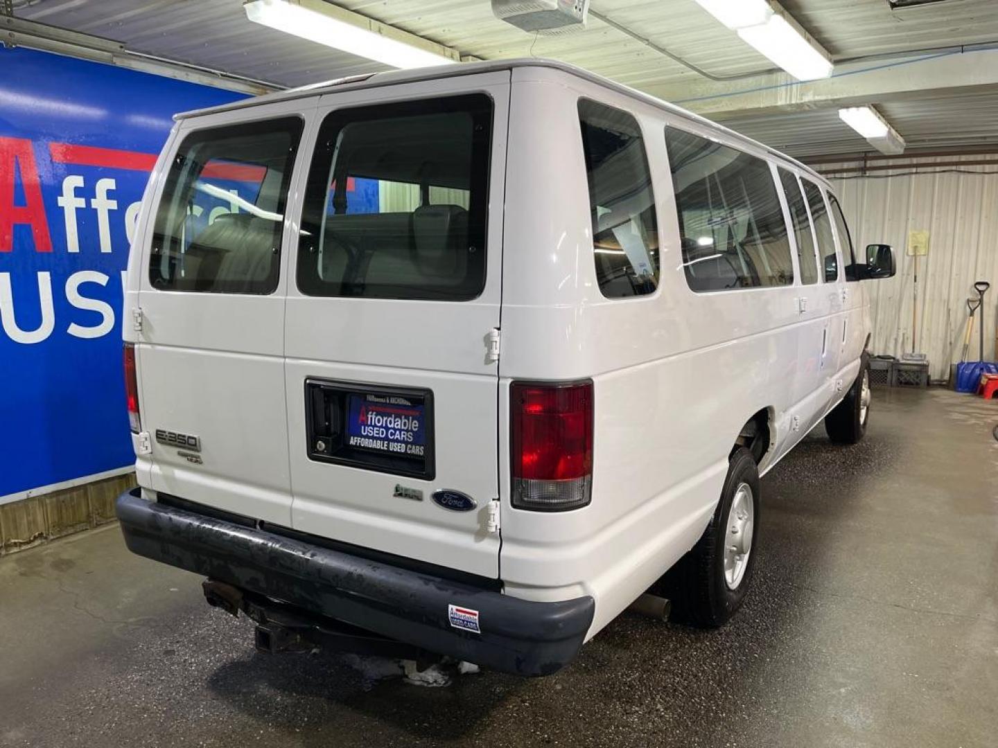 2009 WHITE /WHITE FORD ECONOLINE E350 SUPER DUTY (1FBSS31LX9D) with an 5.4L engine, Automatic transmission, located at 2525 S. Cushman, Fairbanks, AK, 99701, (907) 452-5707, 64.824036, -147.712311 - Photo#2