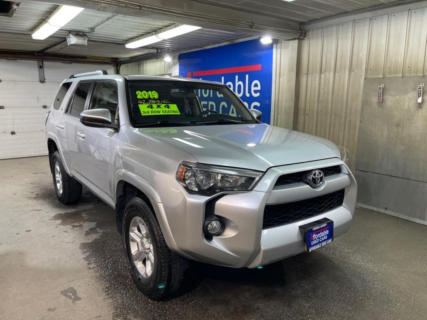 2019 SILVER TOYOTA 4RUNNER SR5 SR5 (JTEBU5JR6K5) with an 4.0L engine, Automatic transmission, located at 2525 S. Cushman, Fairbanks, AK, 99701, (907) 452-5707, 64.824036, -147.712311 - Photo#0