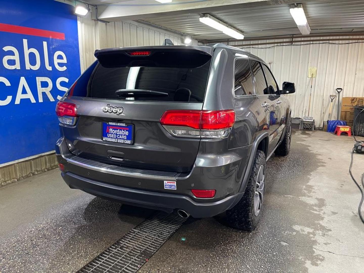 2019 GRAY JEEP GRAND CHEROKEE LIMITED (1C4RJFBG0KC) with an 3.6L engine, Automatic transmission, located at 2525 S. Cushman, Fairbanks, AK, 99701, (907) 452-5707, 64.824036, -147.712311 - Photo#2