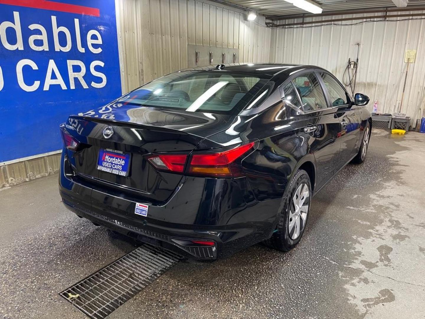 2019 BLACK NISSAN ALTIMA S (1N4BL4BV0KN) with an 2.5L engine, Continuously Variable transmission, located at 2525 S. Cushman, Fairbanks, AK, 99701, (907) 452-5707, 64.824036, -147.712311 - Photo#2