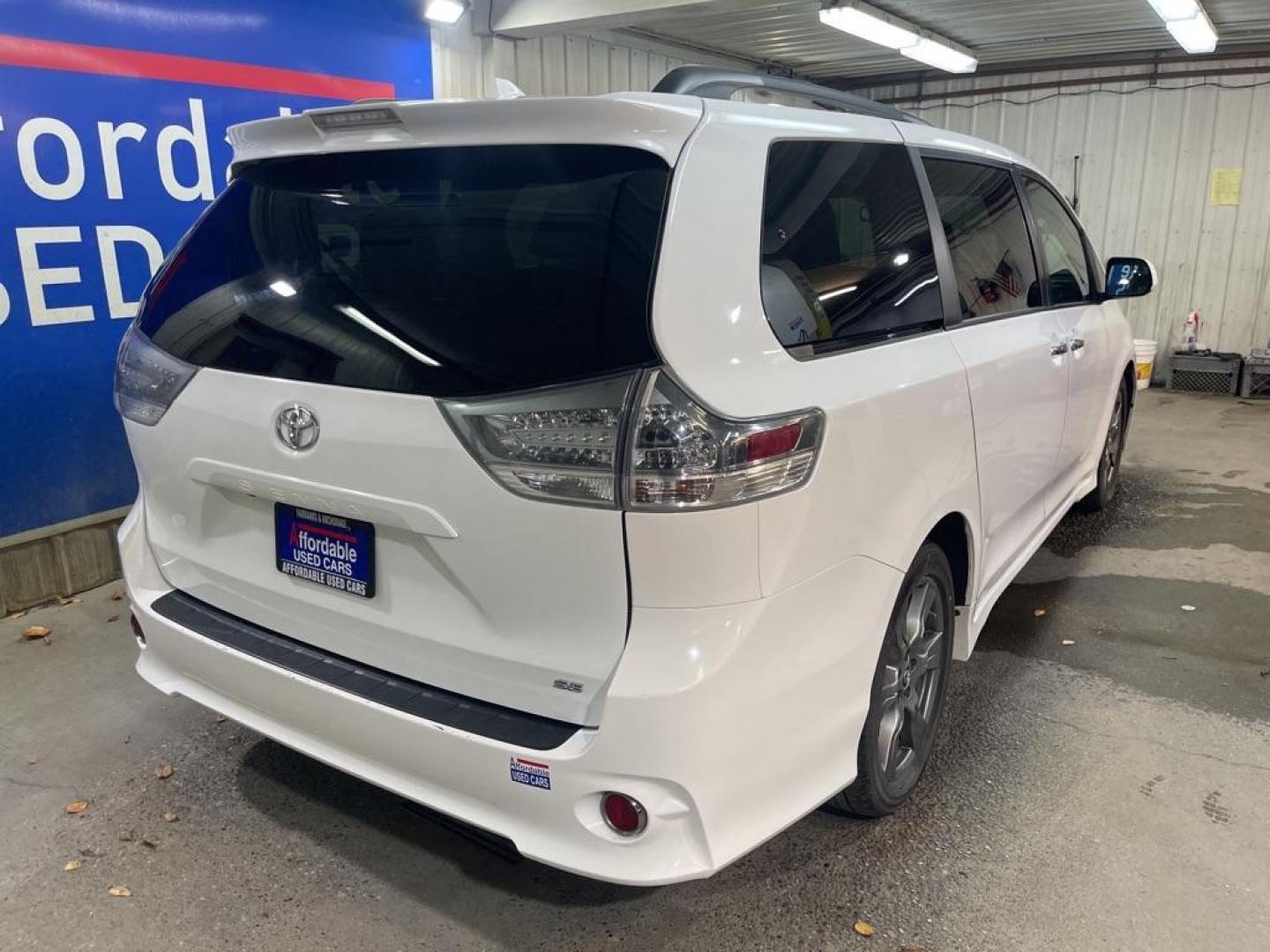 2018 WHITE TOYOTA SIENNA SE (5TDXZ3DC5JS) with an 3.5L engine, Automatic transmission, located at 2525 S. Cushman, Fairbanks, AK, 99701, (907) 452-5707, 64.824036, -147.712311 - Photo#2