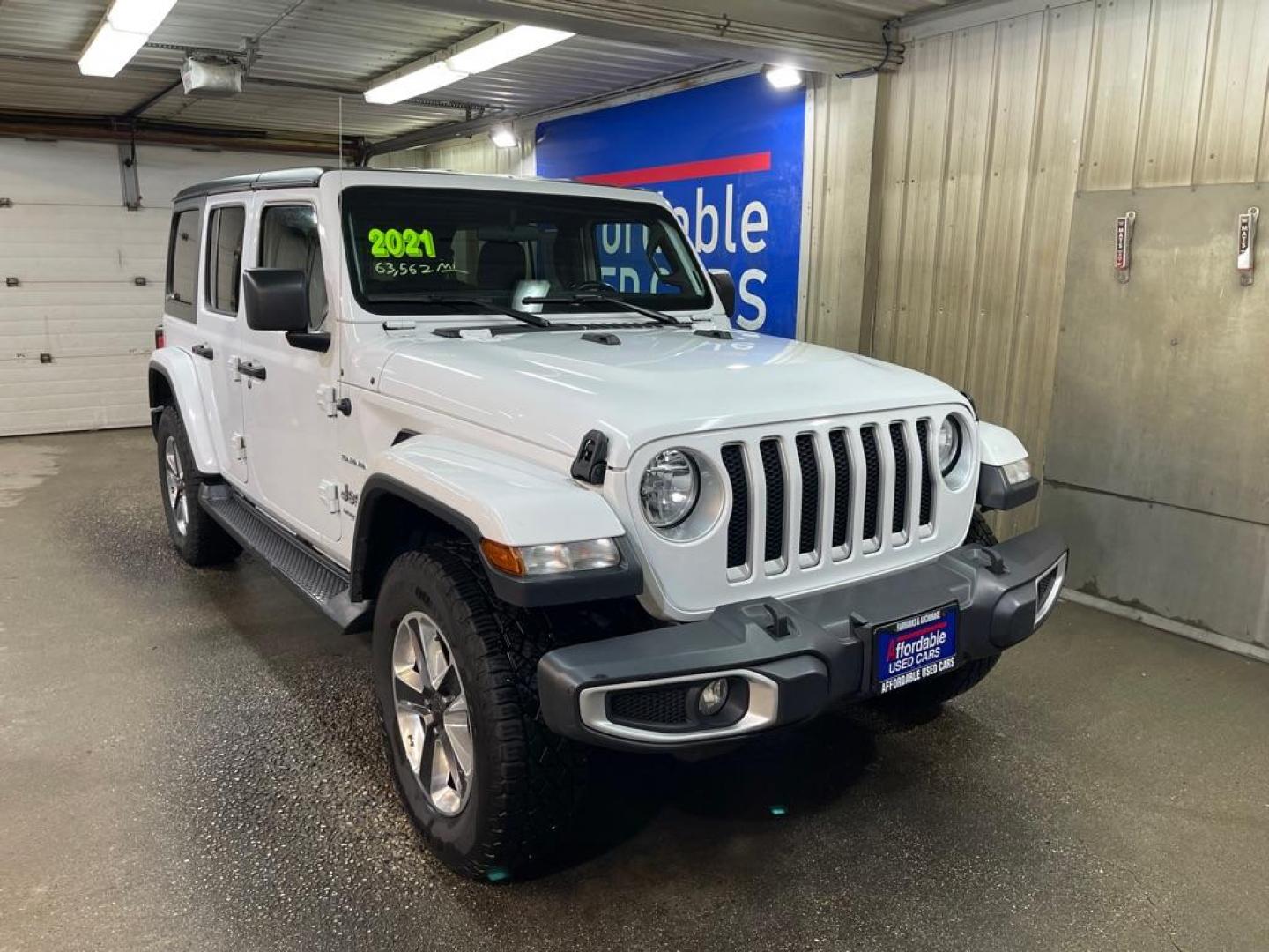 2021 WHITE JEEP WRANGLER UNLIMI SAHARA (1C4HJXEN6MW) with an 2.0L engine, Automatic transmission, located at 2525 S. Cushman, Fairbanks, AK, 99701, (907) 452-5707, 64.824036, -147.712311 - Photo#0