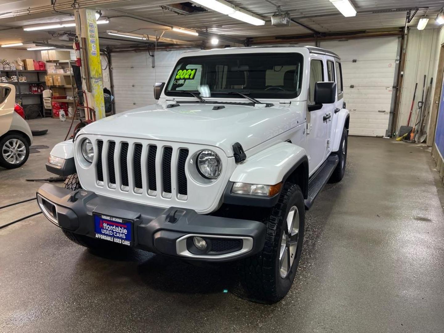 2021 WHITE JEEP WRANGLER UNLIMI SAHARA (1C4HJXEN6MW) with an 2.0L engine, Automatic transmission, located at 2525 S. Cushman, Fairbanks, AK, 99701, (907) 452-5707, 64.824036, -147.712311 - Photo#1