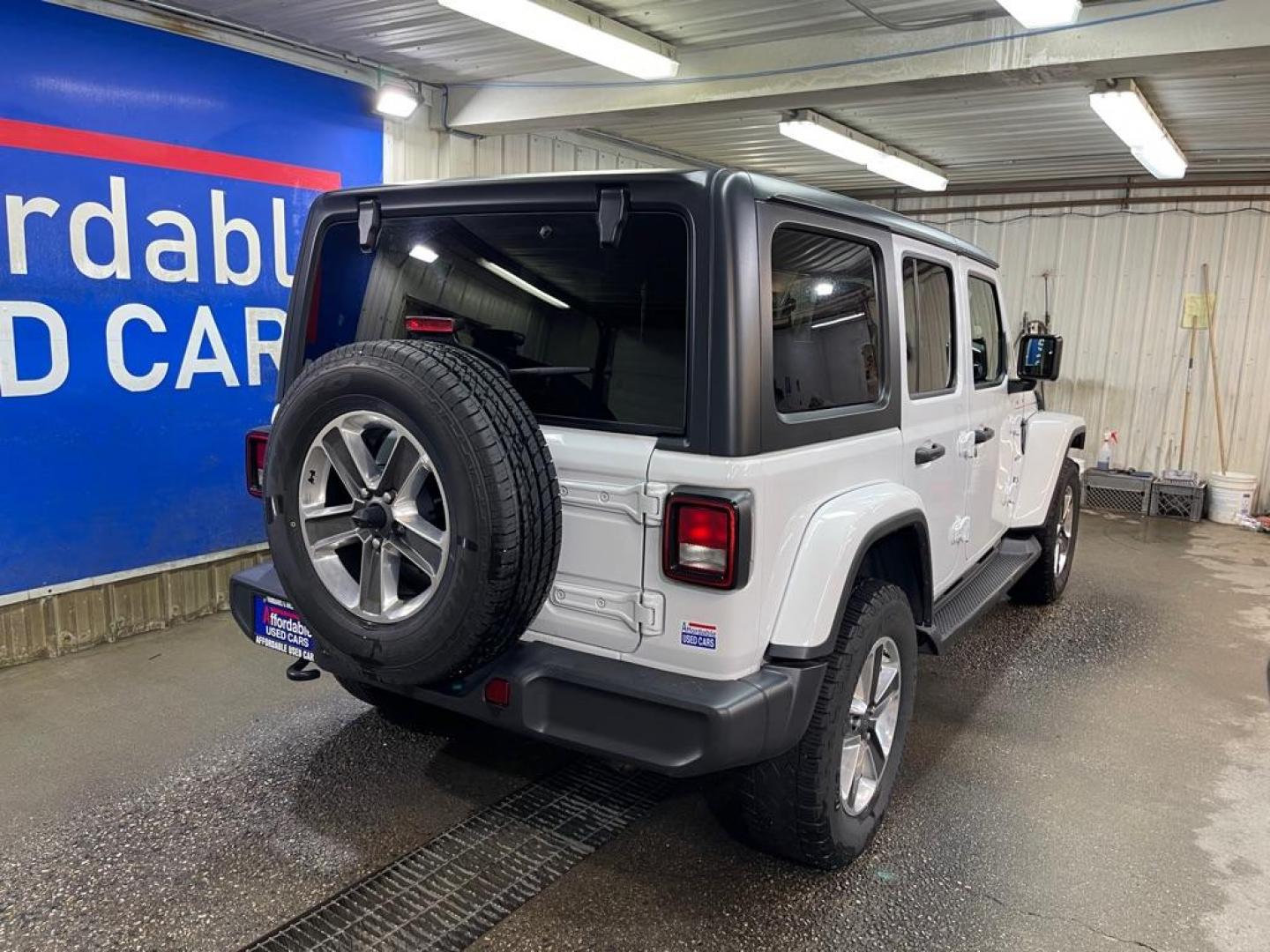 2021 WHITE JEEP WRANGLER UNLIMI SAHARA (1C4HJXEN6MW) with an 2.0L engine, Automatic transmission, located at 2525 S. Cushman, Fairbanks, AK, 99701, (907) 452-5707, 64.824036, -147.712311 - Photo#2