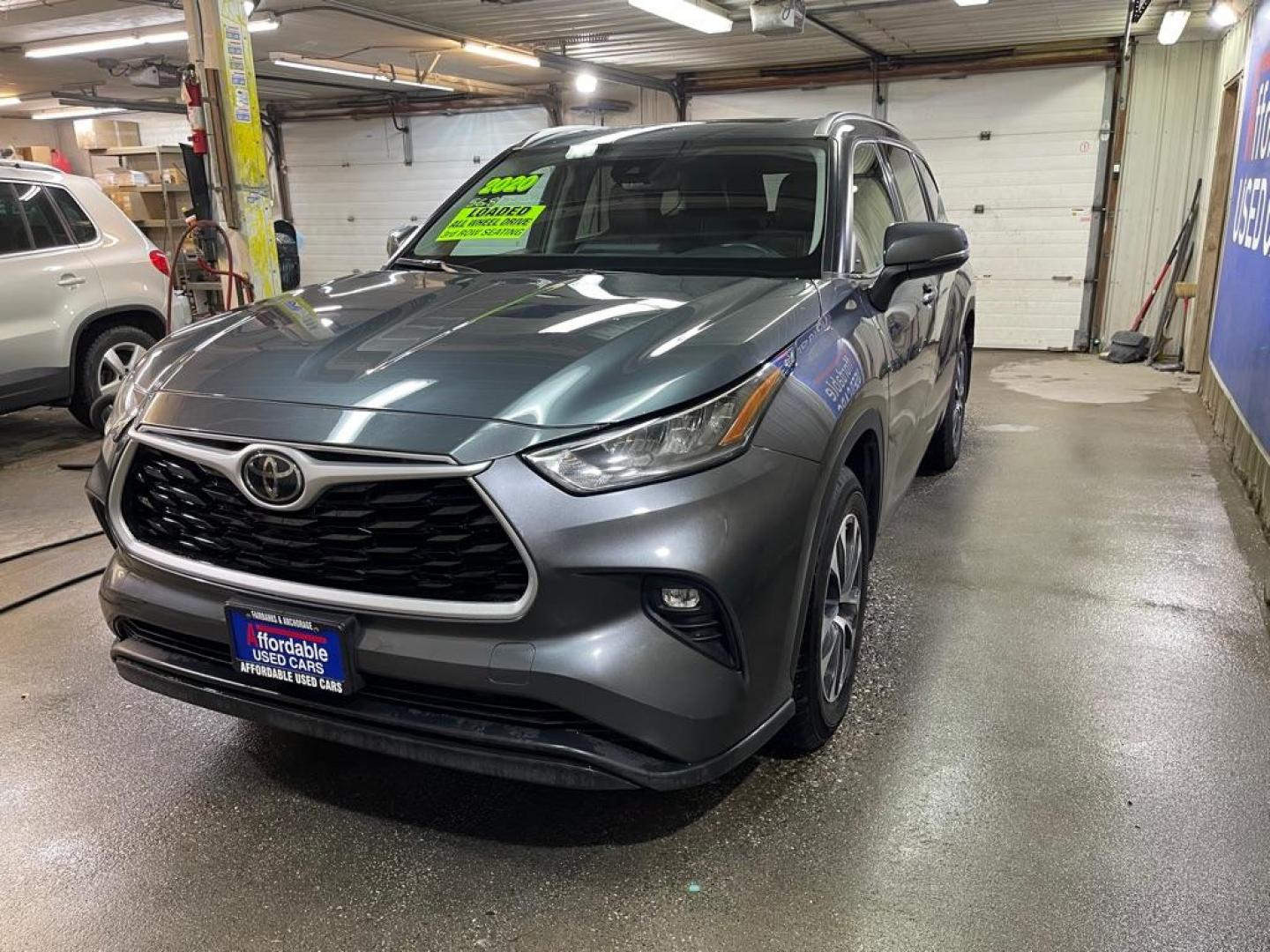 2020 GRAY TOYOTA HIGHLANDER XLE (5TDGZRBH4LS) with an 3.5L engine, Automatic transmission, located at 2525 S. Cushman, Fairbanks, AK, 99701, (907) 452-5707, 64.824036, -147.712311 - Photo#1