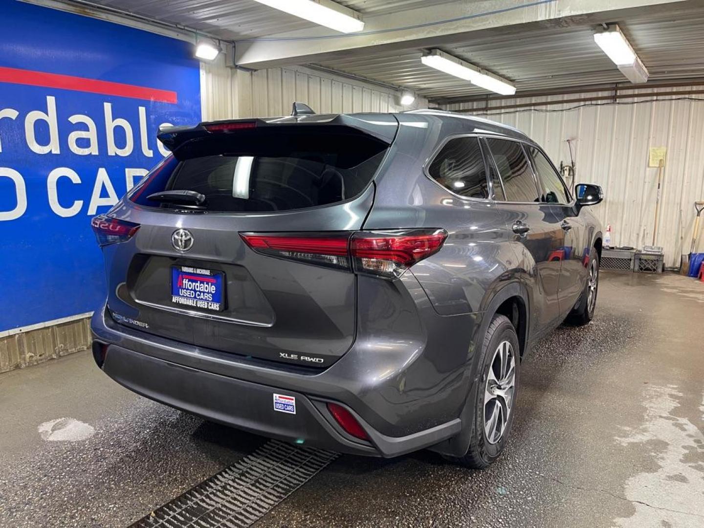 2020 GRAY TOYOTA HIGHLANDER XLE (5TDGZRBH4LS) with an 3.5L engine, Automatic transmission, located at 2525 S. Cushman, Fairbanks, AK, 99701, (907) 452-5707, 64.824036, -147.712311 - Photo#2