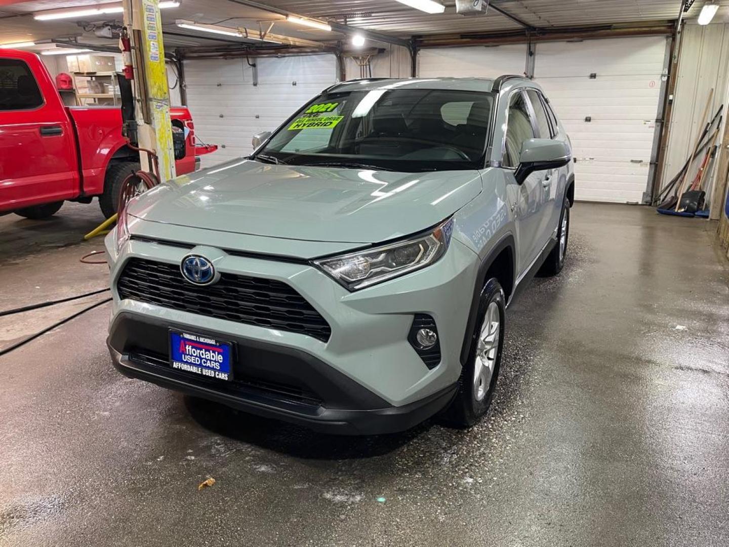 2021 GRAY TOYOTA RAV4 XLE HYBRID XLE (2T3RWRFV1MW) with an 2.5L engine, Automatic transmission, located at 2525 S. Cushman, Fairbanks, AK, 99701, (907) 452-5707, 64.824036, -147.712311 - Photo#4