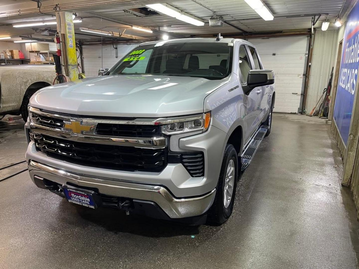 2022 SILVER CHEVROLET SILVERADO 1500 LT (3GCUDDED6NG) with an 5.3L engine, Automatic transmission, located at 2525 S. Cushman, Fairbanks, AK, 99701, (907) 452-5707, 64.824036, -147.712311 - Photo#1