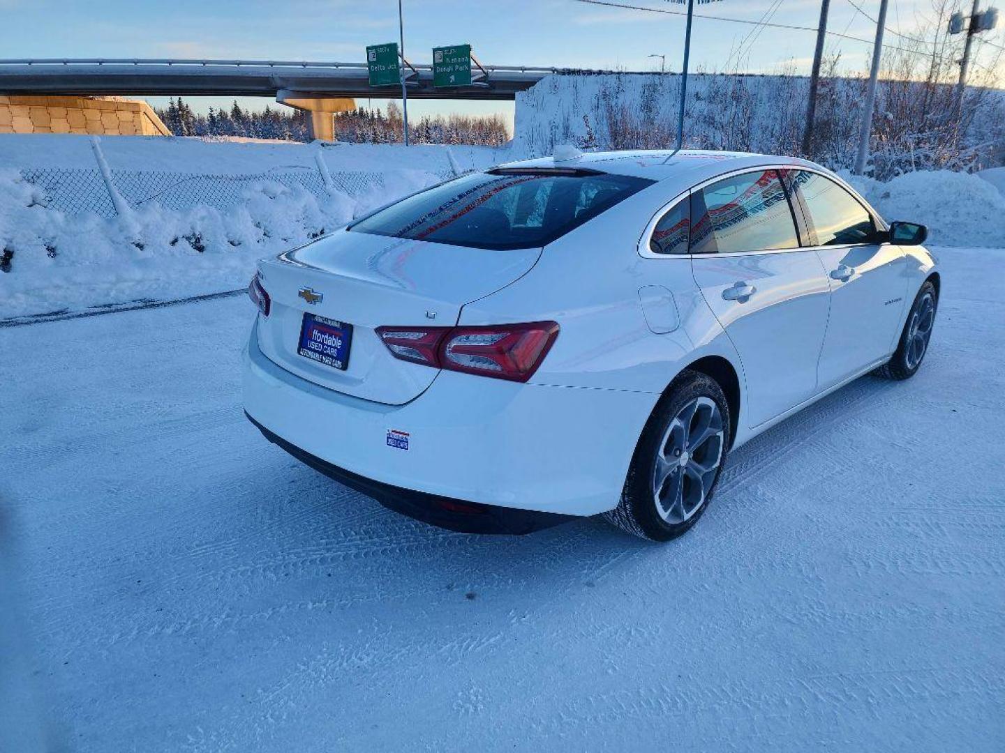 2020 WHITE CHEVROLET MALIBU LT (1G1ZD5ST6LF) with an 1.5L engine, Continuously Variable transmission, located at 2525 S. Cushman, Fairbanks, AK, 99701, (907) 452-5707, 64.824036, -147.712311 - Photo#3