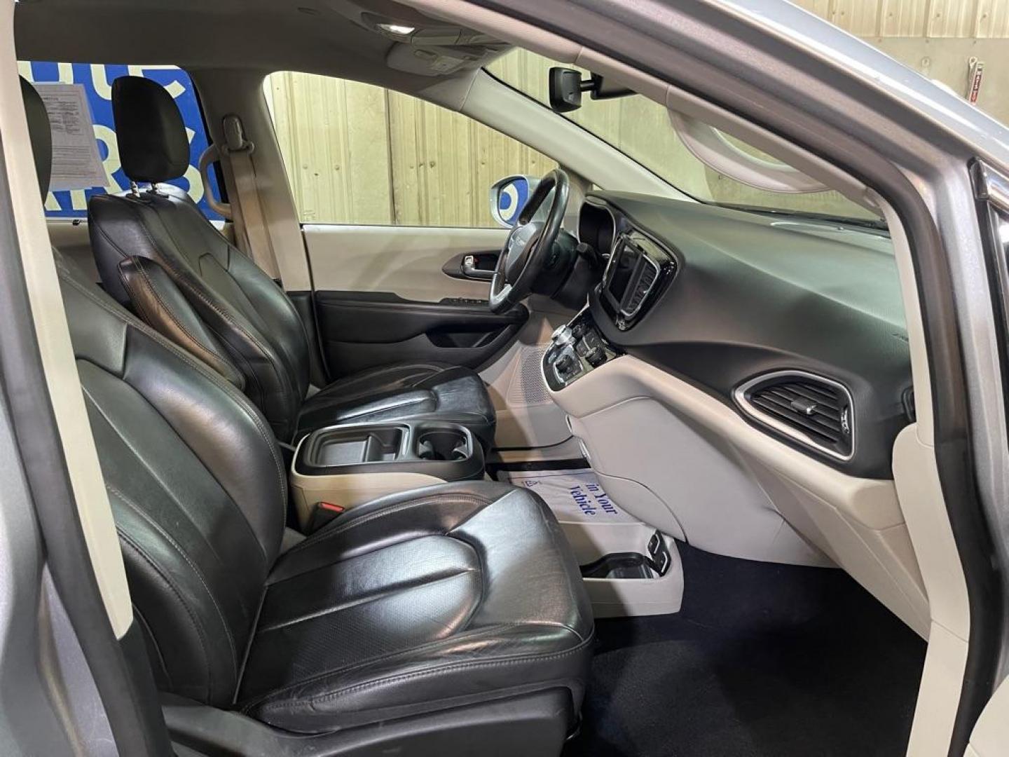 2020 SILVER CHRYSLER PACIFICA TOURING L (2C4RC1BG1LR) with an 3.6L engine, Automatic transmission, located at 2525 S. Cushman, Fairbanks, AK, 99701, (907) 452-5707, 64.824036, -147.712311 - Photo#3