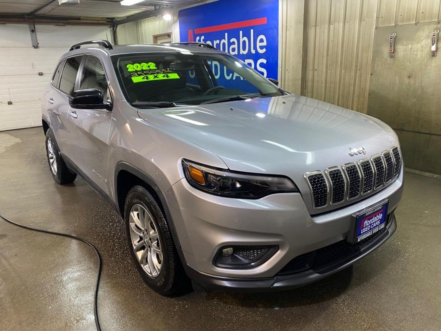 2022 SILVER JEEP CHEROKEE LATITUDE LUX (1C4PJMMX0ND) with an 3.2L engine, Automatic transmission, located at 2525 S. Cushman, Fairbanks, AK, 99701, (907) 452-5707, 64.824036, -147.712311 - Photo#0