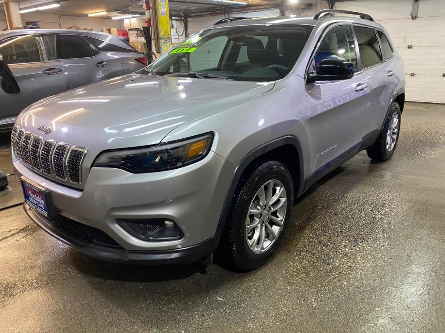 2022 SILVER JEEP CHEROKEE LATITUDE LUX (1C4PJMMX0ND) with an 3.2L engine, Automatic transmission, located at 2525 S. Cushman, Fairbanks, AK, 99701, (907) 452-5707, 64.824036, -147.712311 - Photo#1