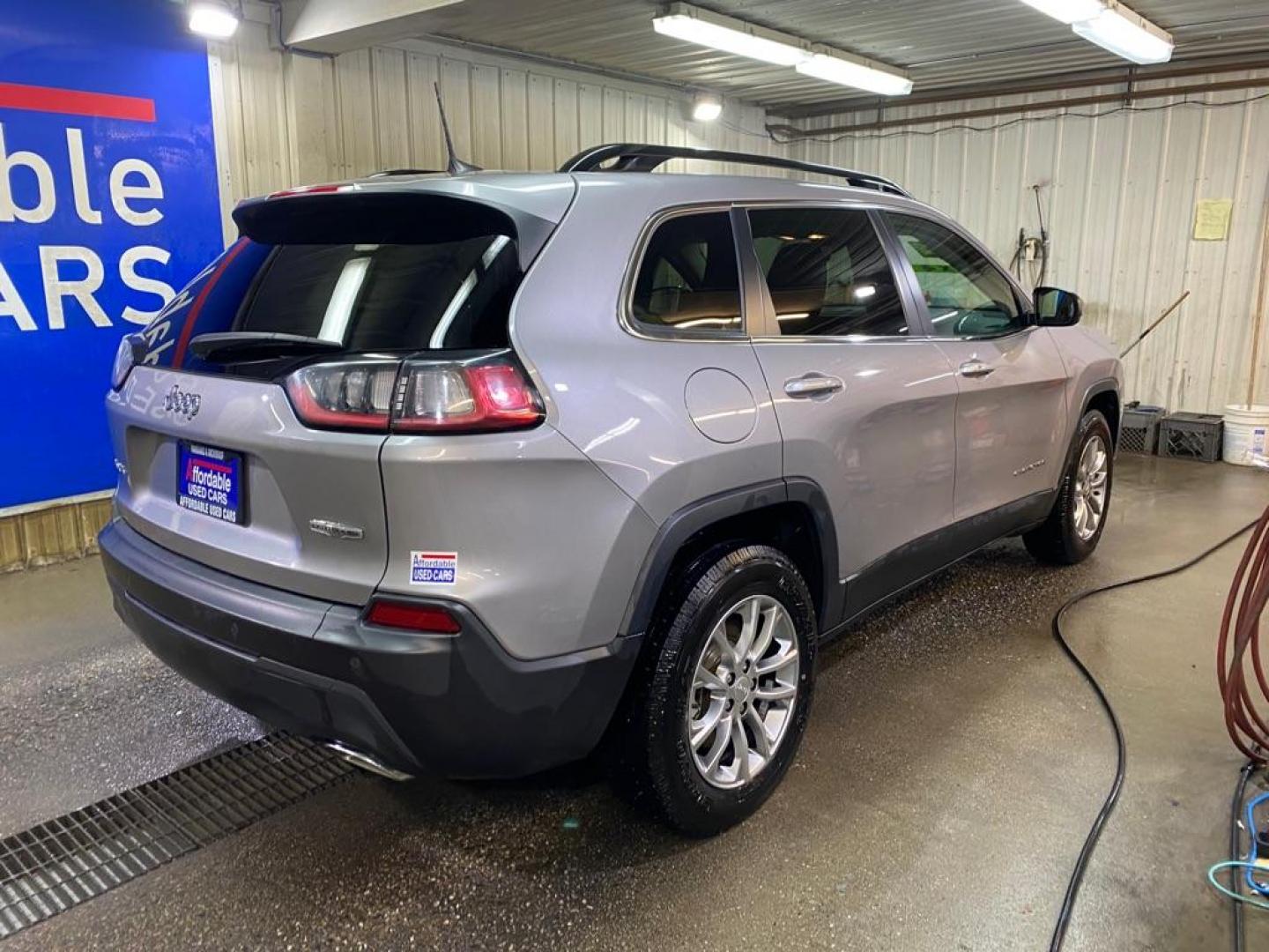 2022 SILVER JEEP CHEROKEE LATITUDE LUX (1C4PJMMX0ND) with an 3.2L engine, Automatic transmission, located at 2525 S. Cushman, Fairbanks, AK, 99701, (907) 452-5707, 64.824036, -147.712311 - Photo#2