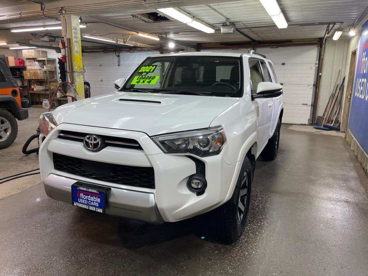 2021 WHITE TOYOTA 4RUNNER TRD SR5 PREMIUM (JTERU5JR2M5) with an 4.0L engine, Automatic transmission, located at 2525 S. Cushman, Fairbanks, AK, 99701, (907) 452-5707, 64.824036, -147.712311 - Photo#1