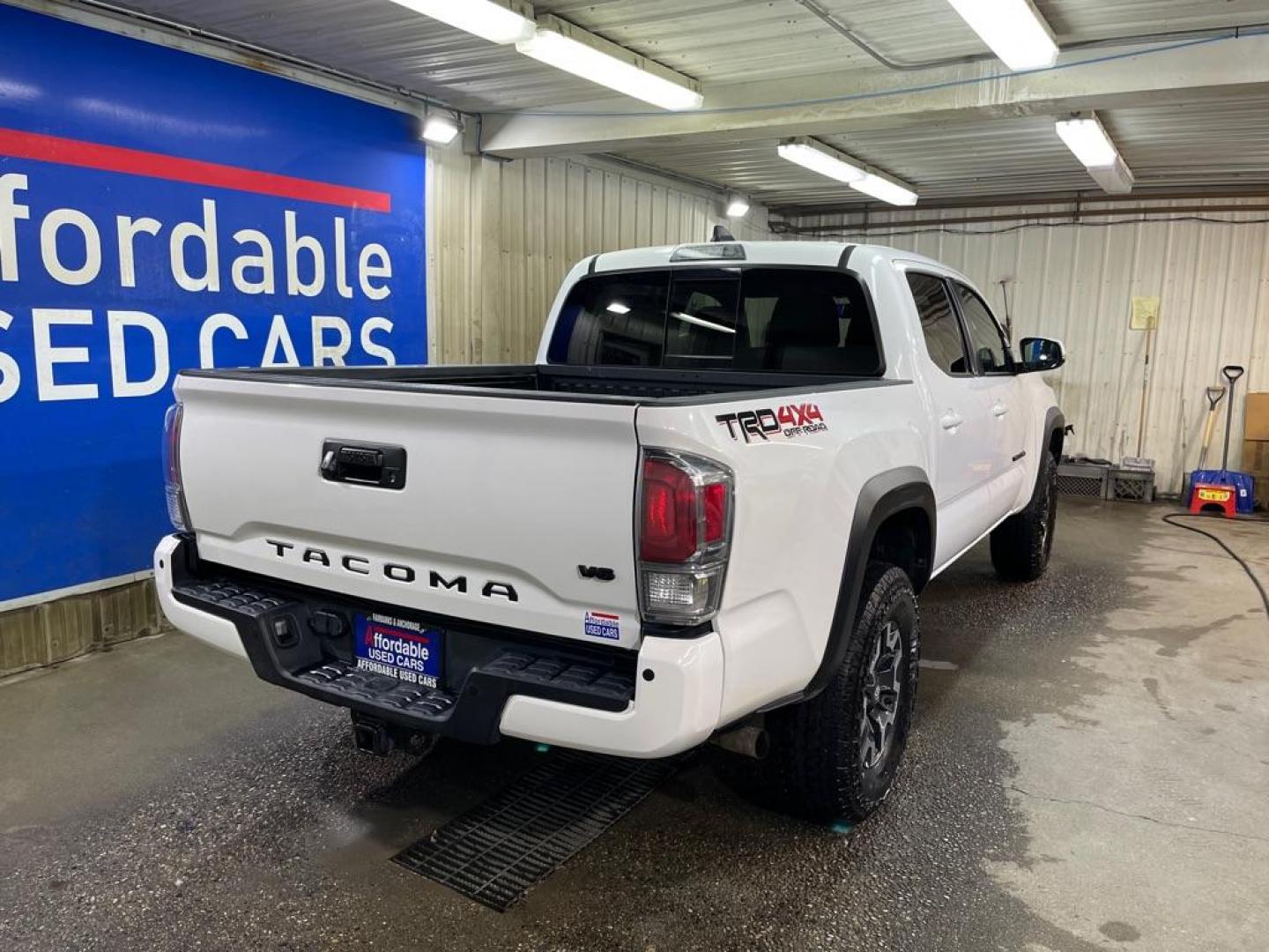 2022 WHITE TOYOTA TACOMA DOUBLE CAB (3TMCZ5AN9NM) with an 3.5L engine, Automatic transmission, located at 2525 S. Cushman, Fairbanks, AK, 99701, (907) 452-5707, 64.824036, -147.712311 - Photo#2