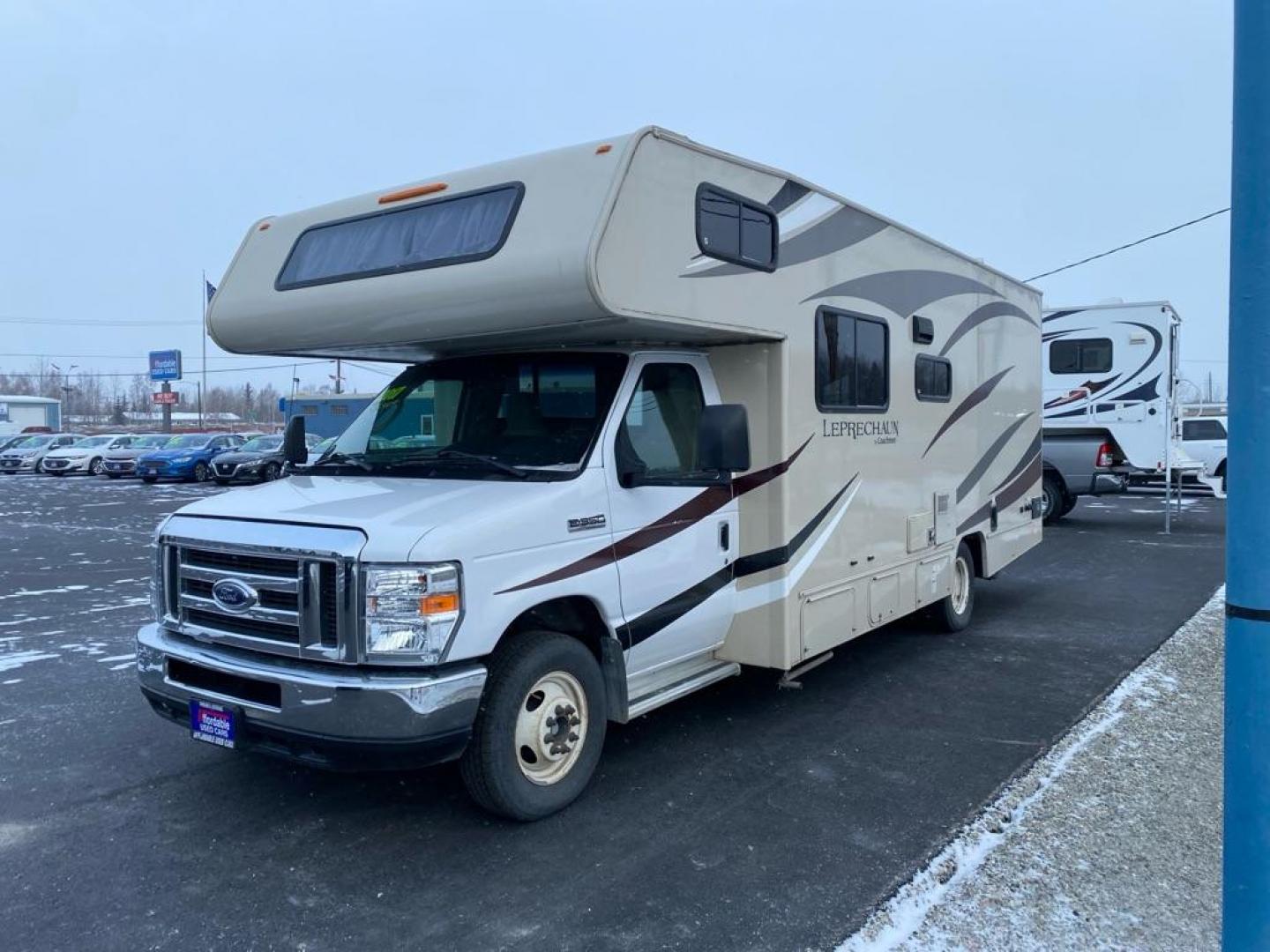 2017 WHITE FORD ECONOLINE E350 SUPER DUTY CUTAWAY VAN (1FDWE3FS5HD) with an 6.8L engine, Automatic transmission, located at 2525 S. Cushman, Fairbanks, AK, 99701, (907) 452-5707, 64.824036, -147.712311 - Photo#1