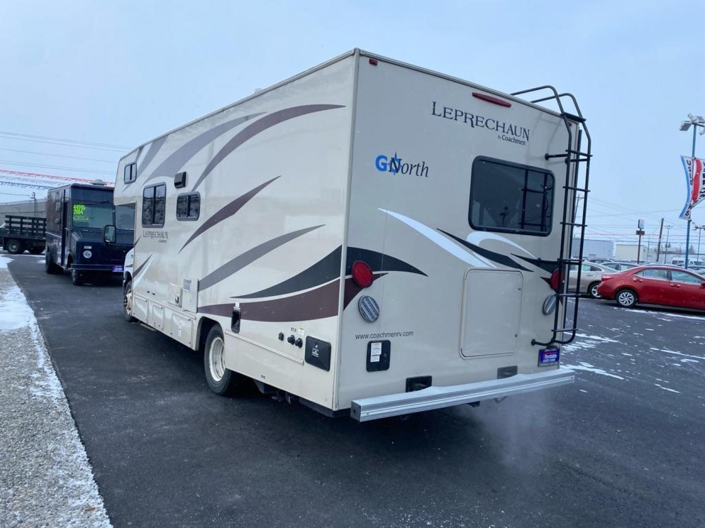 2017 WHITE FORD ECONOLINE E350 SUPER DUTY CUTAWAY VAN (1FDWE3FS5HD) with an 6.8L engine, Automatic transmission, located at 2525 S. Cushman, Fairbanks, AK, 99701, (907) 452-5707, 64.824036, -147.712311 - Photo#3