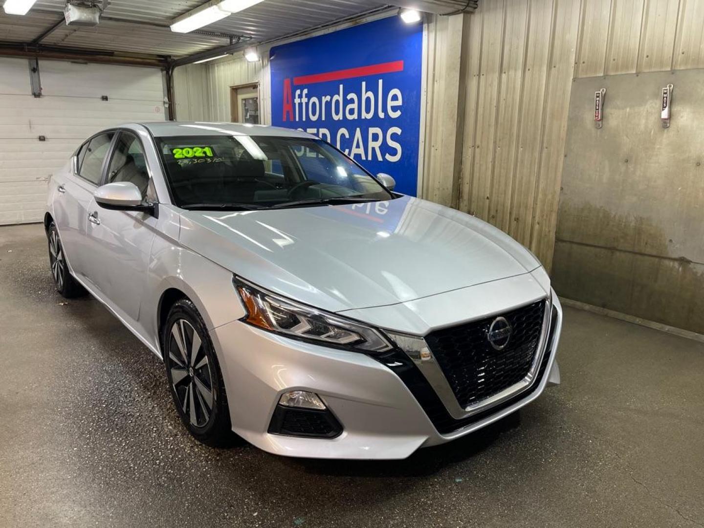 2021 SILVER NISSAN ALTIMA SV (1N4BL4DV5MN) with an 2.5L engine, Continuously Variable transmission, located at 2525 S. Cushman, Fairbanks, AK, 99701, (907) 452-5707, 64.824036, -147.712311 - Photo#0