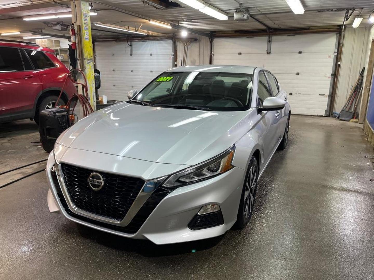 2021 SILVER NISSAN ALTIMA SV (1N4BL4DV5MN) with an 2.5L engine, Continuously Variable transmission, located at 2525 S. Cushman, Fairbanks, AK, 99701, (907) 452-5707, 64.824036, -147.712311 - Photo#1