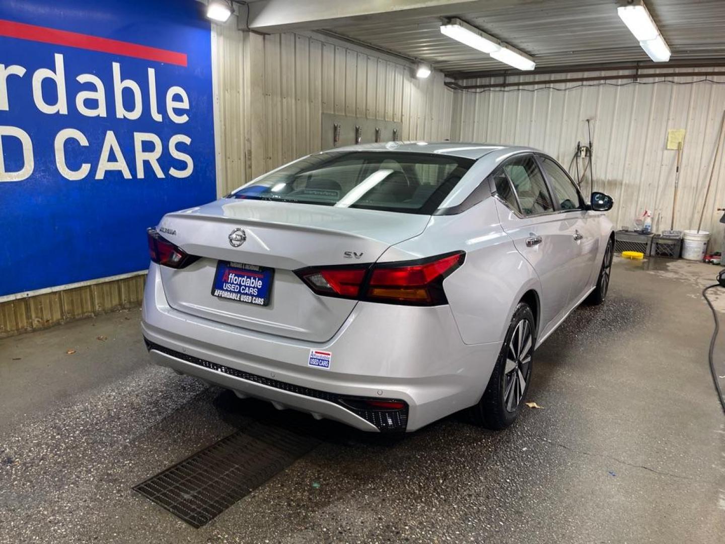 2021 SILVER NISSAN ALTIMA SV (1N4BL4DV5MN) with an 2.5L engine, Continuously Variable transmission, located at 2525 S. Cushman, Fairbanks, AK, 99701, (907) 452-5707, 64.824036, -147.712311 - Photo#2