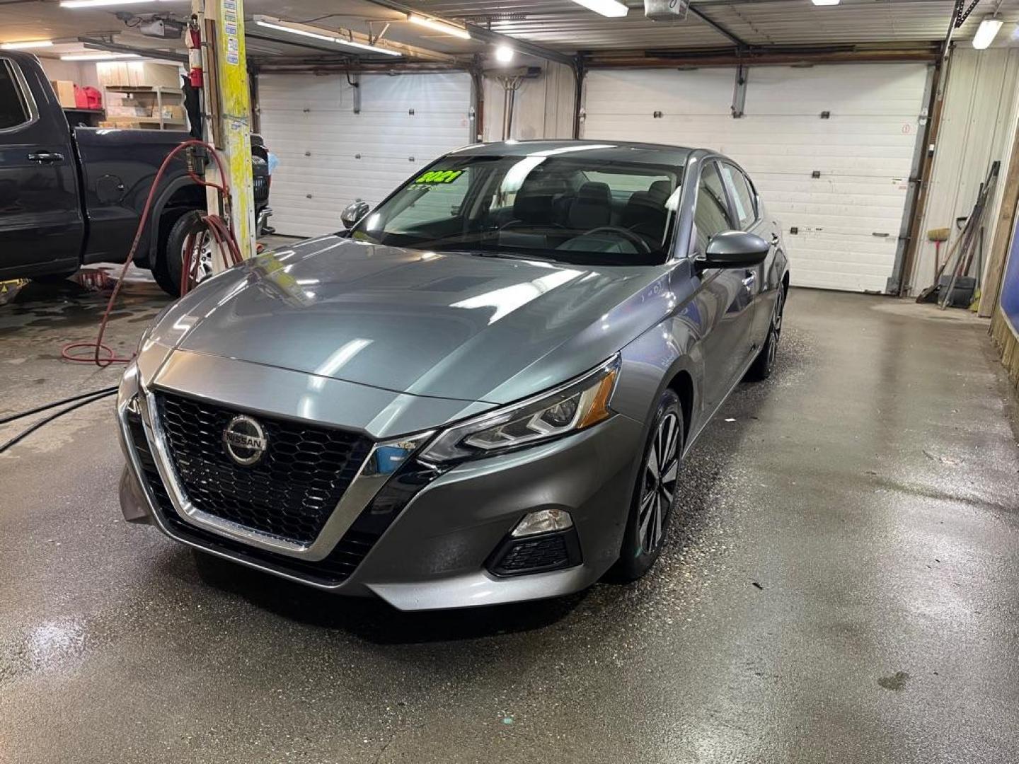 2021 GRAY NISSAN ALTIMA SV (1N4BL4DV5MN) with an 2.5L engine, Continuously Variable transmission, located at 2525 S. Cushman, Fairbanks, AK, 99701, (907) 452-5707, 64.824036, -147.712311 - Photo#1