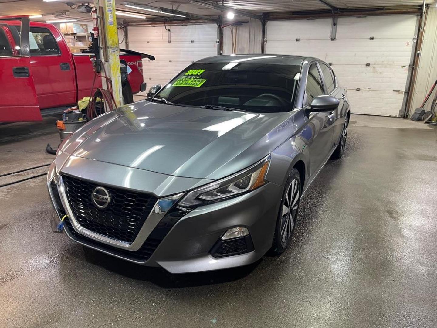 2021 GRAY NISSAN ALTIMA SV (1N4BL4DV5MN) with an 2.5L engine, Continuously Variable transmission, located at 2525 S. Cushman, Fairbanks, AK, 99701, (907) 452-5707, 64.824036, -147.712311 - Photo#1