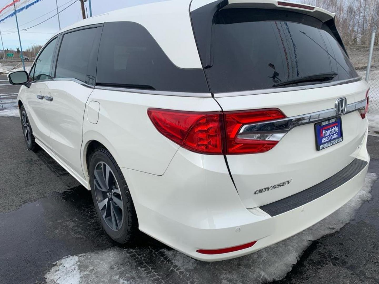 2019 WHITE HONDA ODYSSEY ELITE (5FNRL6H9XKB) with an 3.5L engine, Automatic transmission, located at 2525 S. Cushman, Fairbanks, AK, 99701, (907) 452-5707, 64.824036, -147.712311 - Photo#2