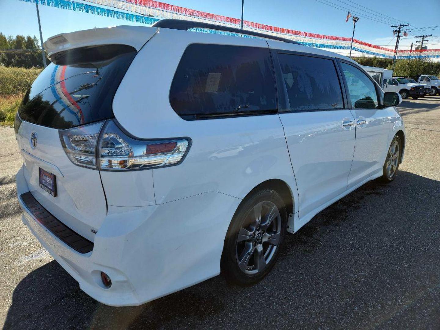 2018 WHITE TOYOTA SIENNA SE (5TDXZ3DC6JS) with an 3.5L engine, Automatic transmission, located at 2525 S. Cushman, Fairbanks, AK, 99701, (907) 452-5707, 64.824036, -147.712311 - Photo#5