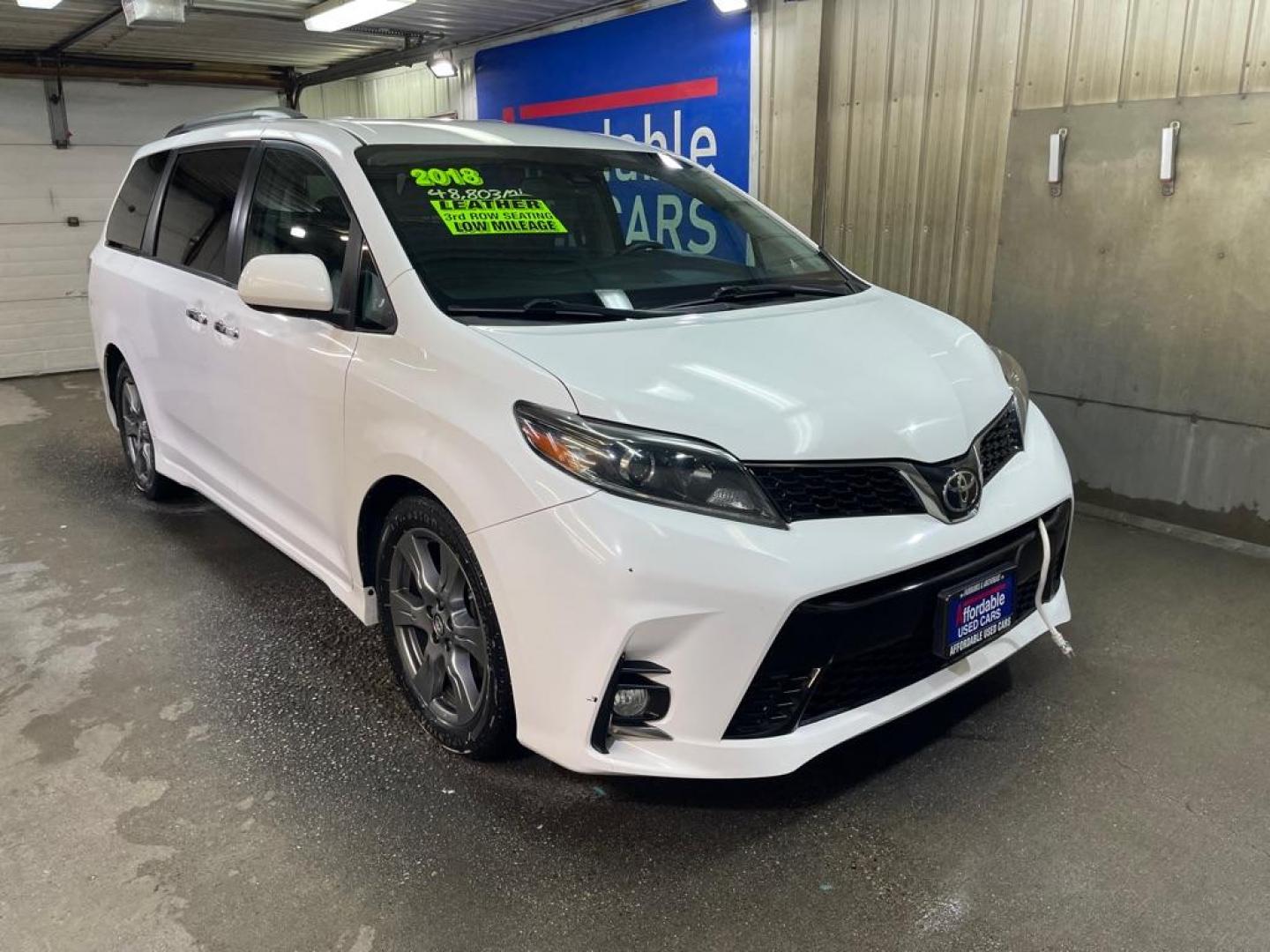 2018 WHITE TOYOTA SIENNA SE (5TDXZ3DC6JS) with an 3.5L engine, Automatic transmission, located at 2525 S. Cushman, Fairbanks, AK, 99701, (907) 452-5707, 64.824036, -147.712311 - Photo#0