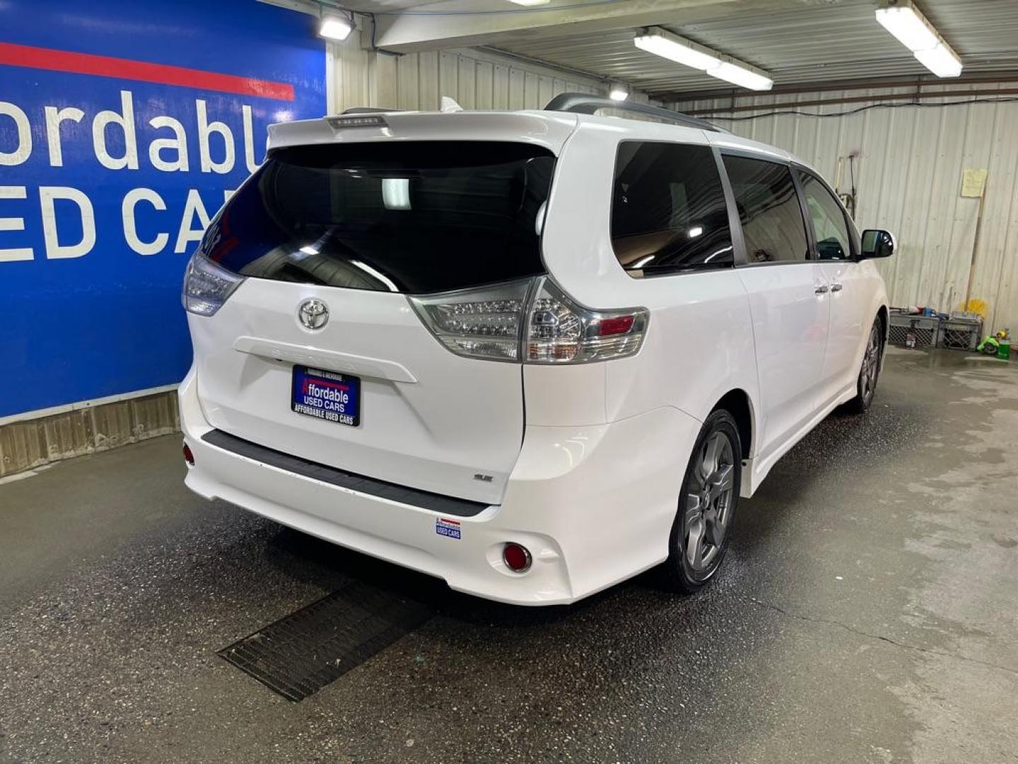 2018 WHITE TOYOTA SIENNA SE (5TDXZ3DC6JS) with an 3.5L engine, Automatic transmission, located at 2525 S. Cushman, Fairbanks, AK, 99701, (907) 452-5707, 64.824036, -147.712311 - Photo#2