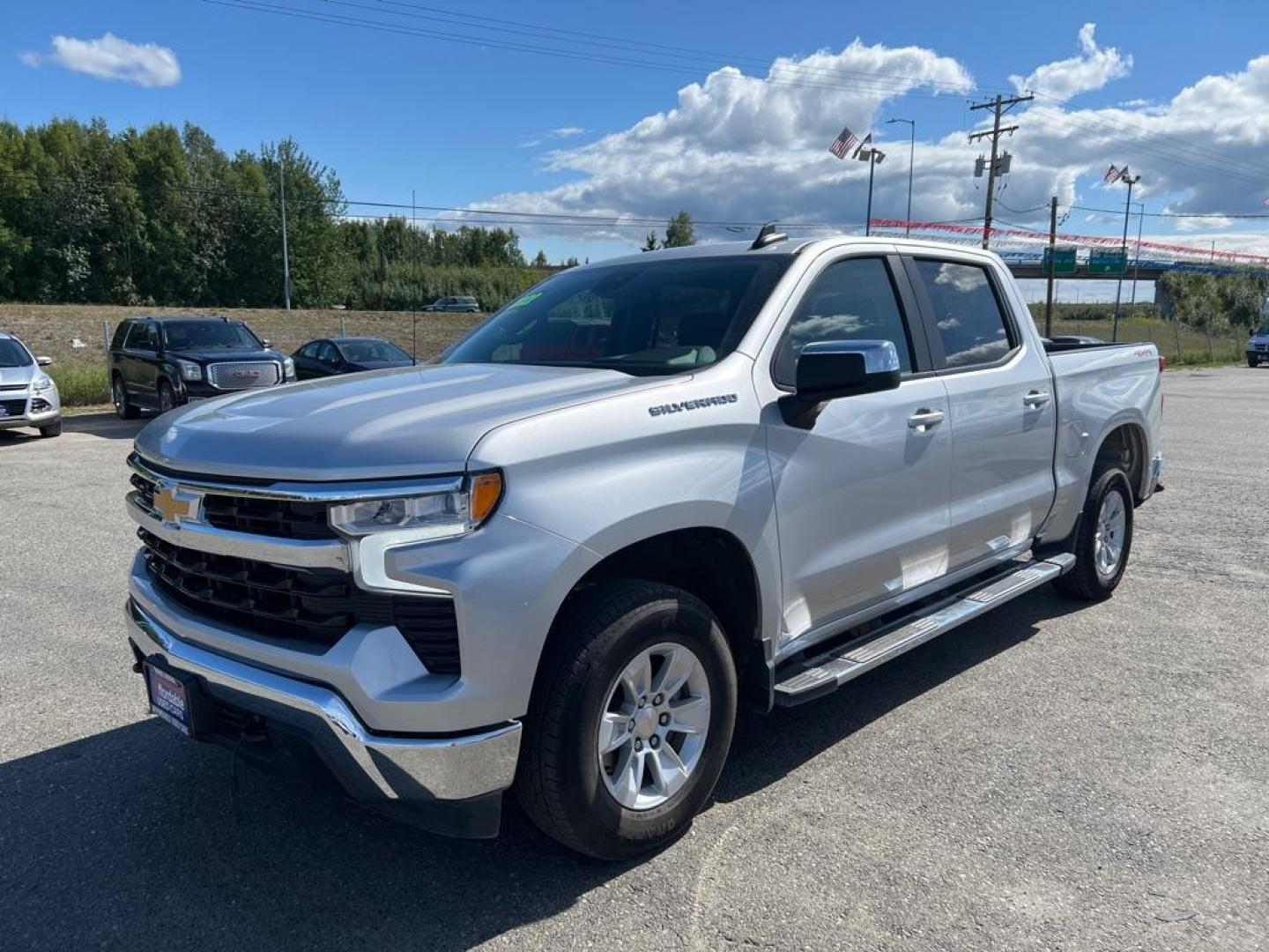 2022 SILVER CHEVROLET SILVERADO 1500 LT (3GCUDDED5NG) with an 5.3L engine, Automatic transmission, located at 2525 S. Cushman, Fairbanks, AK, 99701, (907) 452-5707, 64.824036, -147.712311 - Photo#0