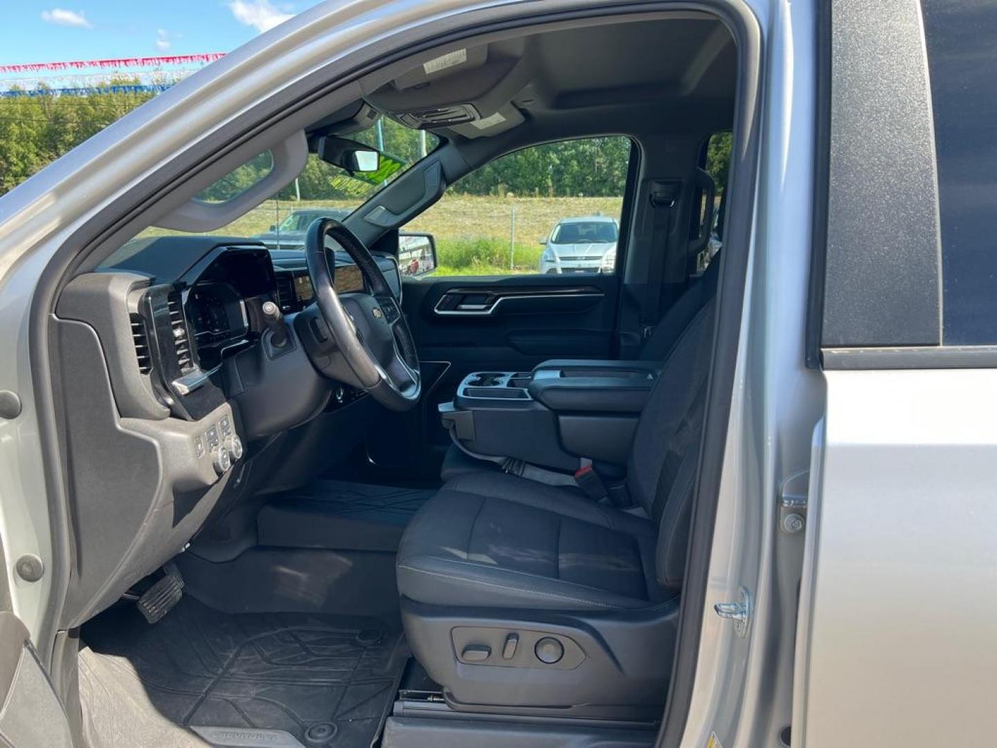 2022 SILVER CHEVROLET SILVERADO 1500 LT (3GCUDDED5NG) with an 5.3L engine, Automatic transmission, located at 2525 S. Cushman, Fairbanks, AK, 99701, (907) 452-5707, 64.824036, -147.712311 - Photo#1