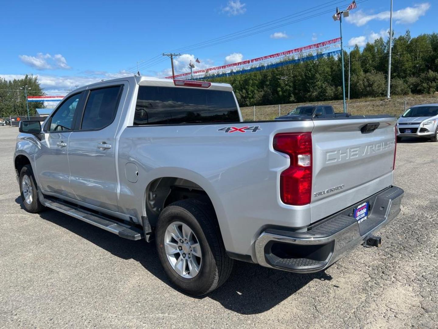 2022 SILVER CHEVROLET SILVERADO 1500 LT (3GCUDDED5NG) with an 5.3L engine, Automatic transmission, located at 2525 S. Cushman, Fairbanks, AK, 99701, (907) 452-5707, 64.824036, -147.712311 - Photo#3