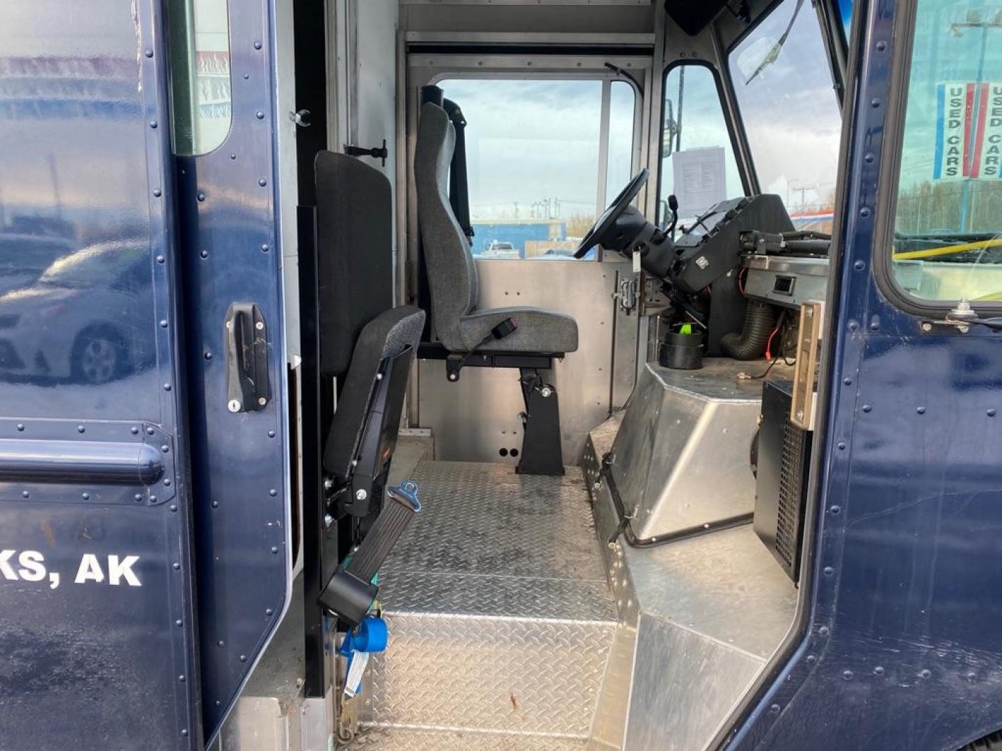 2004 BLUE FORD ECONOLINE E450 SUPER DUTY COMMERCIAL STR (1FCLE49S04H) with an 6.8L engine, Automatic transmission, located at 2525 S. Cushman, Fairbanks, AK, 99701, (907) 452-5707, 64.824036, -147.712311 - Photo#4