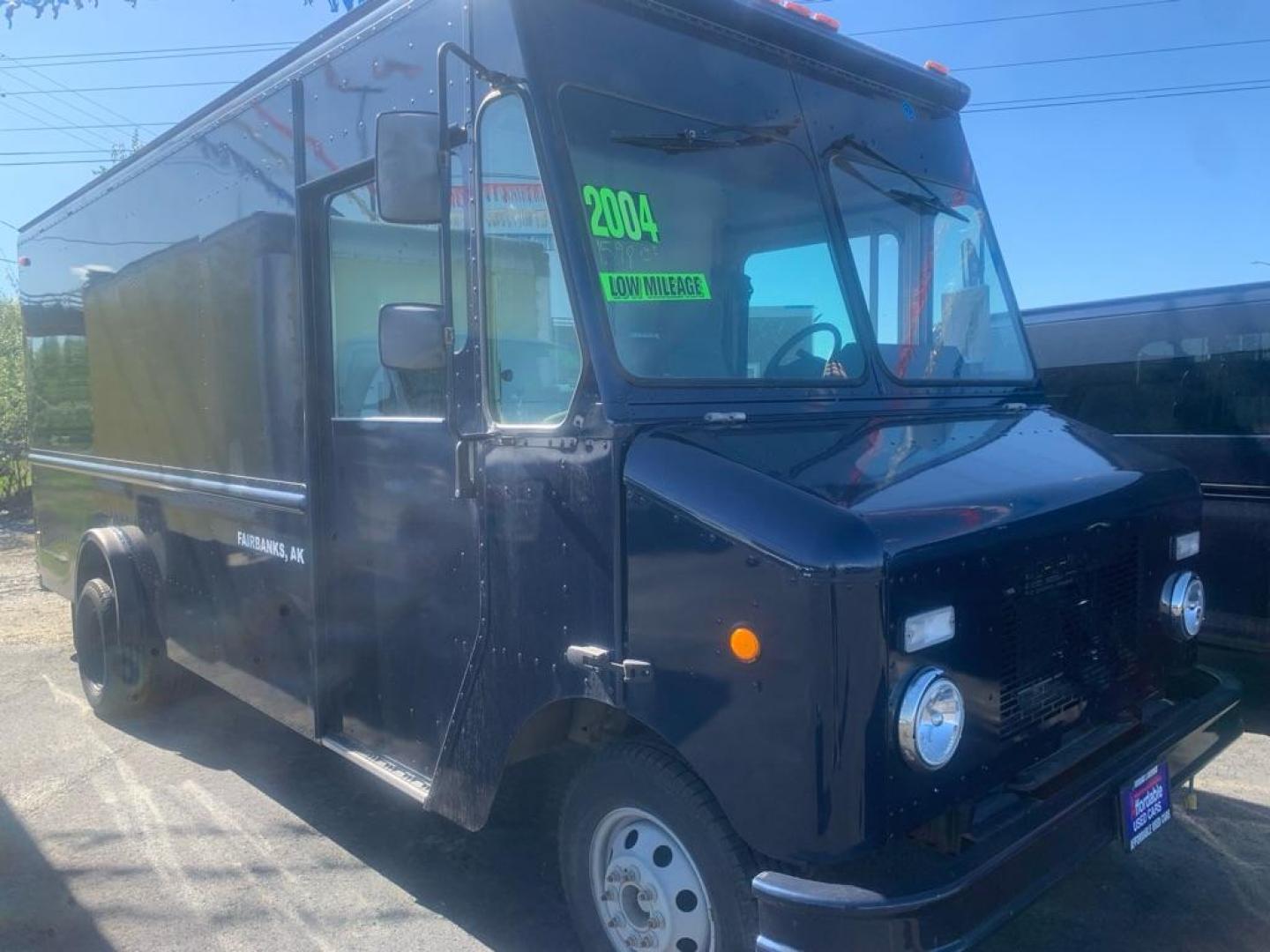 2004 BLUE FORD ECONOLINE E450 SUPER DUTY COMMERCIAL STR (1FCLE49S04H) with an 6.8L engine, Automatic transmission, located at 2525 S. Cushman, Fairbanks, AK, 99701, (907) 452-5707, 64.824036, -147.712311 - Photo#0