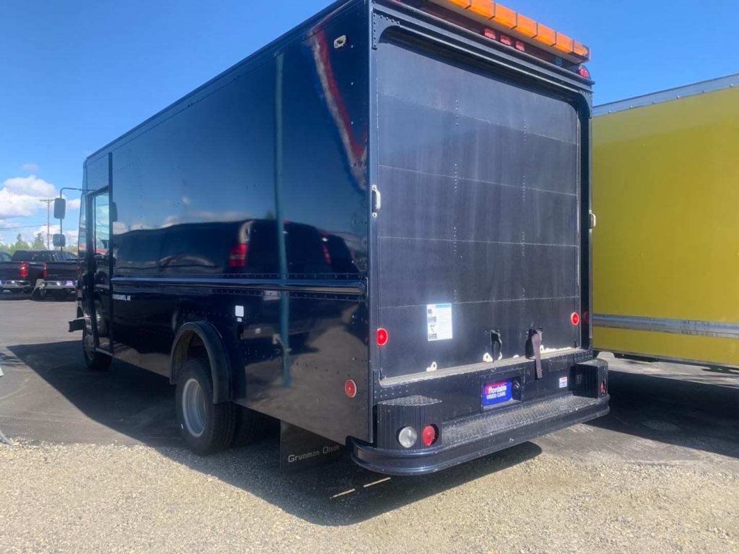 2004 BLUE FORD ECONOLINE E450 SUPER DUTY COMMERCIAL STR (1FCLE49S04H) with an 6.8L engine, Automatic transmission, located at 2525 S. Cushman, Fairbanks, AK, 99701, (907) 452-5707, 64.824036, -147.712311 - Photo#2