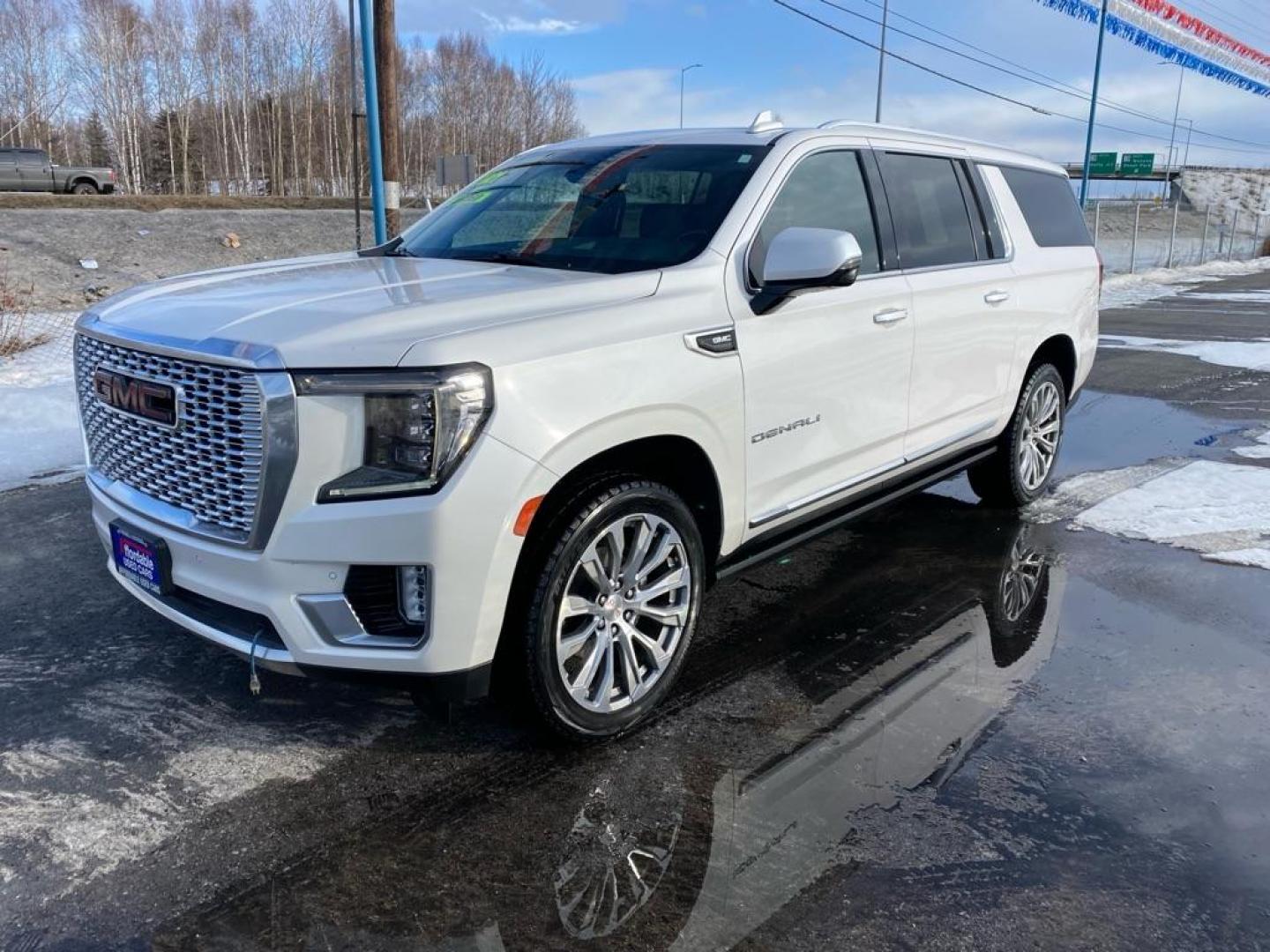 2021 WHITE GMC YUKON XL DENALI (1GKS2JKL5MR) with an 6.2L engine, Automatic transmission, located at 2525 S. Cushman, Fairbanks, AK, 99701, (907) 452-5707, 64.824036, -147.712311 - Photo#0