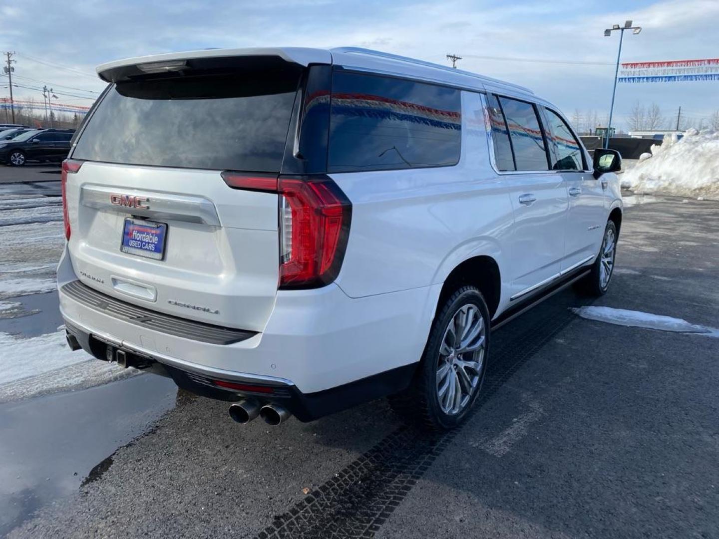 2021 WHITE GMC YUKON XL DENALI (1GKS2JKL5MR) with an 6.2L engine, Automatic transmission, located at 2525 S. Cushman, Fairbanks, AK, 99701, (907) 452-5707, 64.824036, -147.712311 - Photo#2