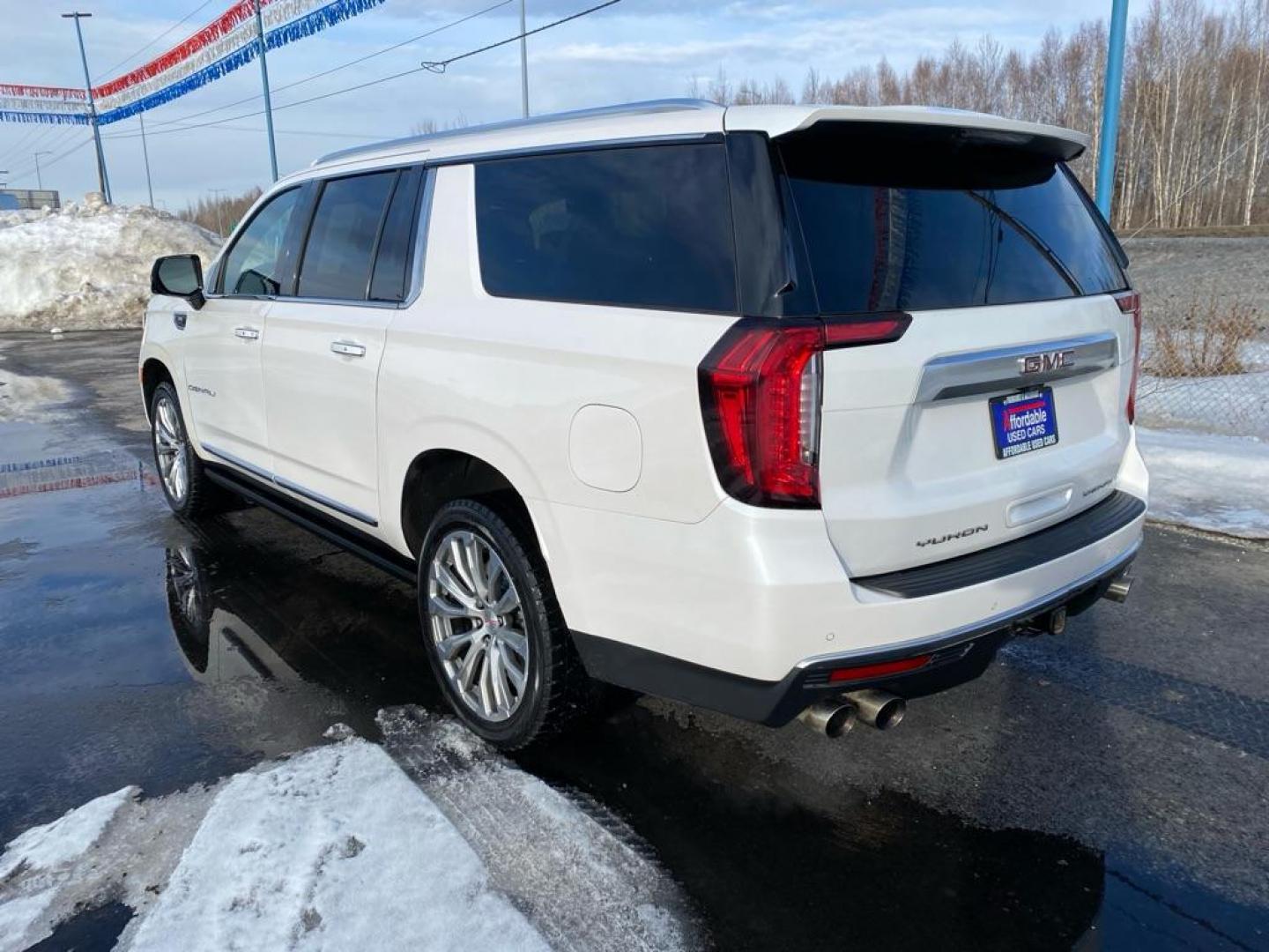 2021 WHITE GMC YUKON XL DENALI (1GKS2JKL5MR) with an 6.2L engine, Automatic transmission, located at 2525 S. Cushman, Fairbanks, AK, 99701, (907) 452-5707, 64.824036, -147.712311 - Photo#3