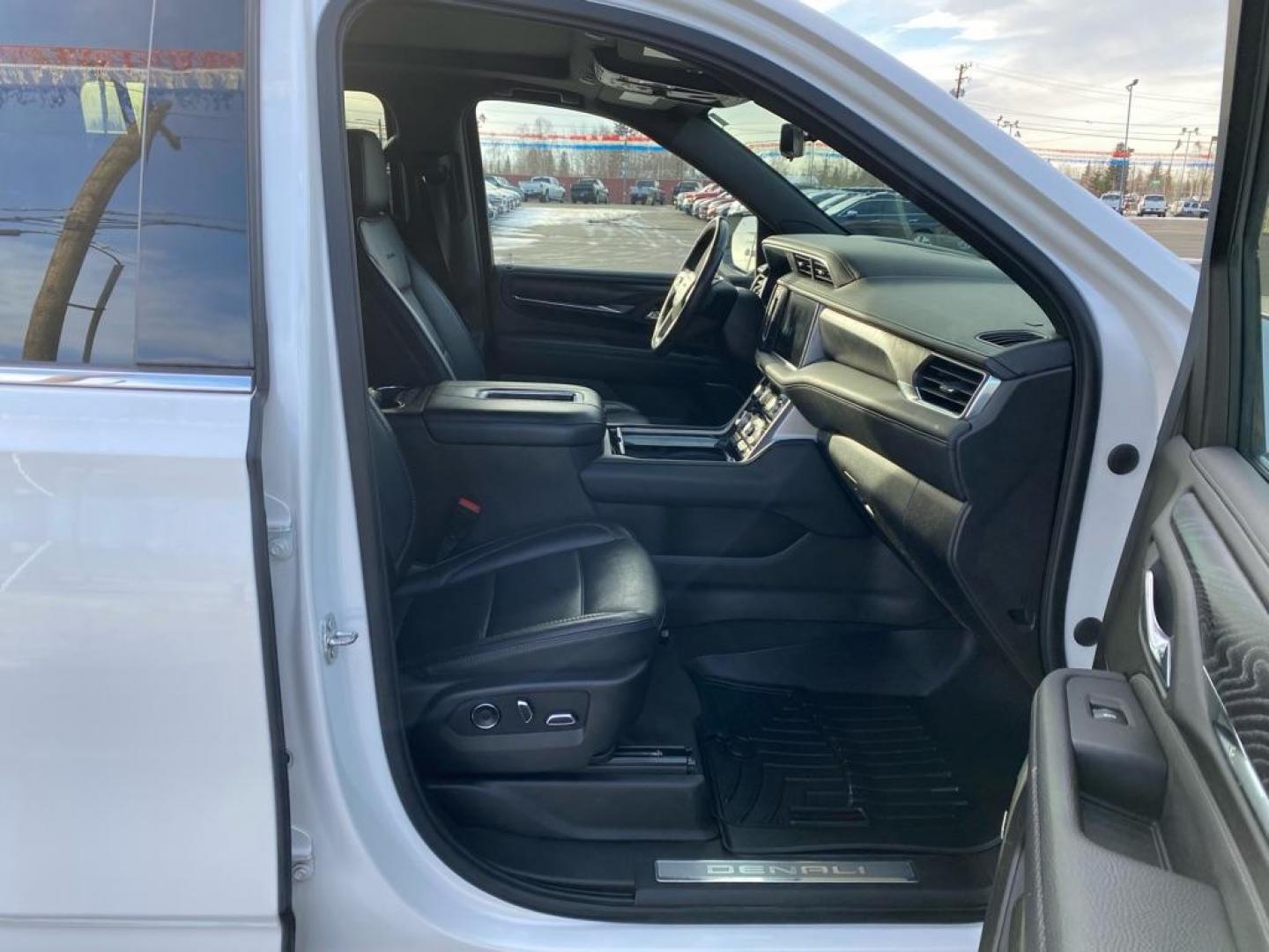 2021 WHITE GMC YUKON XL DENALI (1GKS2JKL5MR) with an 6.2L engine, Automatic transmission, located at 2525 S. Cushman, Fairbanks, AK, 99701, (907) 452-5707, 64.824036, -147.712311 - Photo#4