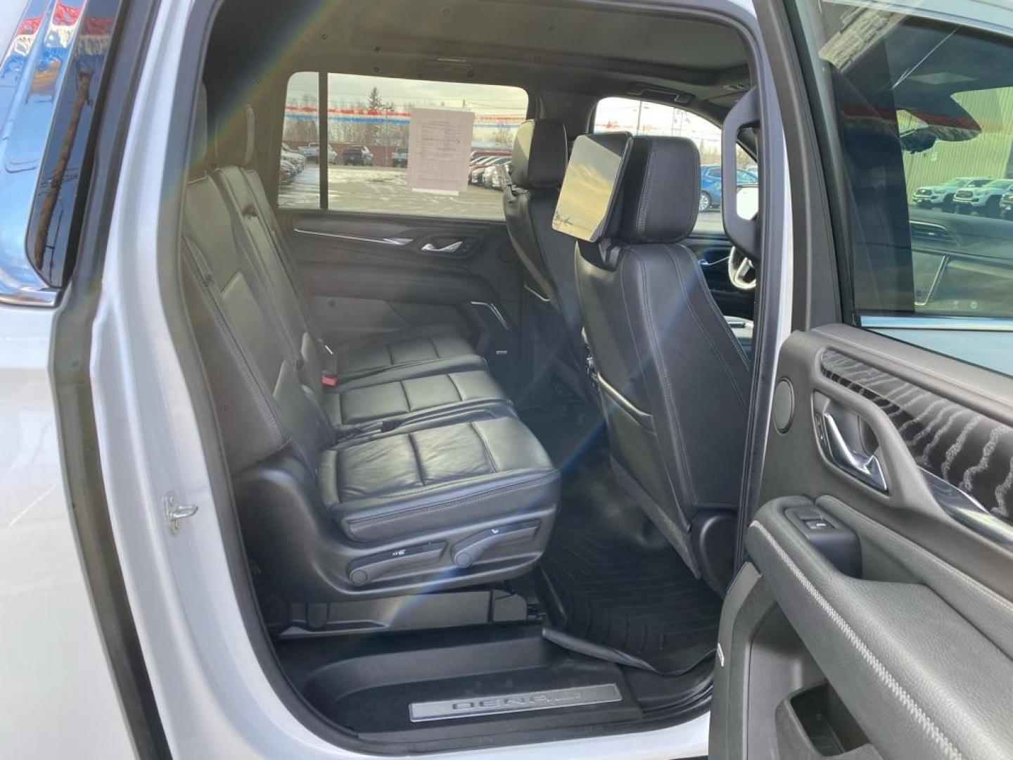 2021 WHITE GMC YUKON XL DENALI (1GKS2JKL5MR) with an 6.2L engine, Automatic transmission, located at 2525 S. Cushman, Fairbanks, AK, 99701, (907) 452-5707, 64.824036, -147.712311 - Photo#5