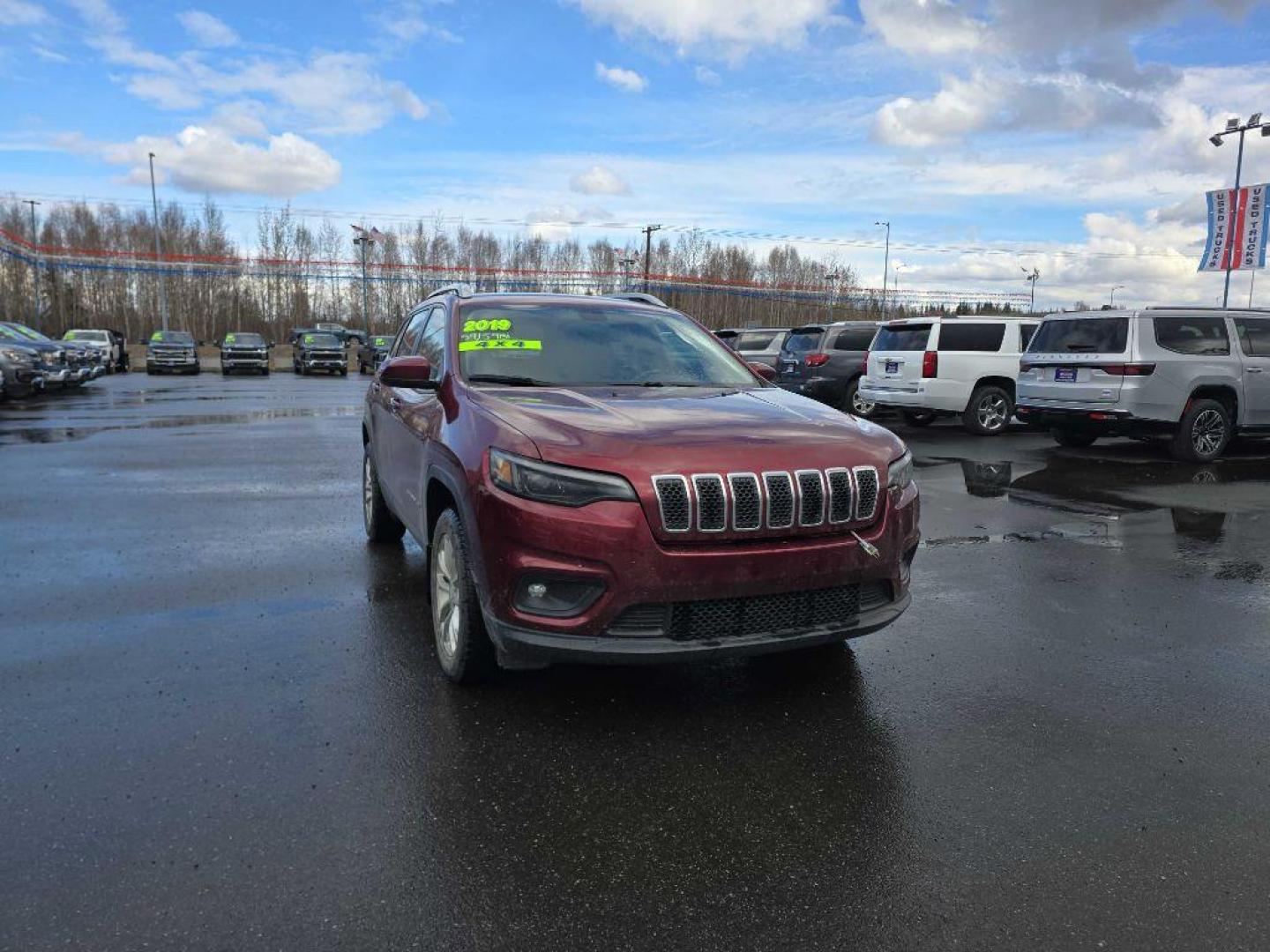 2019 RED JEEP CHEROKEE LATITUDE (1C4PJMCB2KD) with an 2.4L engine, Automatic transmission, located at 2525 S. Cushman, Fairbanks, AK, 99701, (907) 452-5707, 64.824036, -147.712311 - Photo#2