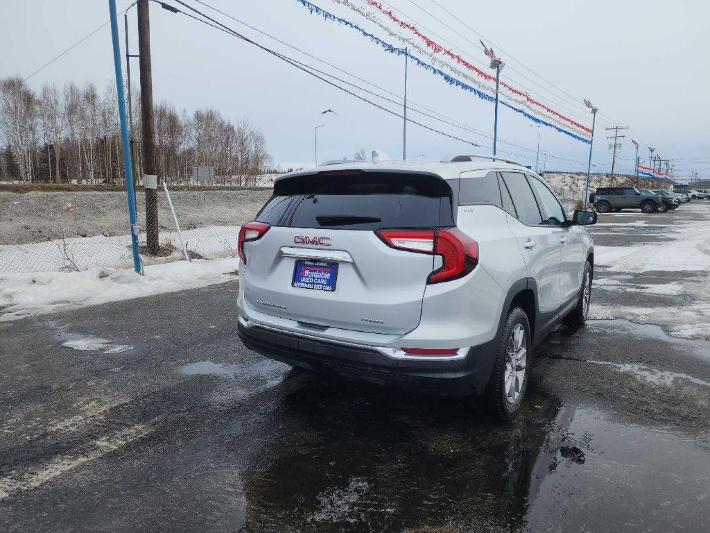 2022 SILVER GMC TERRAIN SLT (3GKALVEV0NL) with an 1.5L engine, Automatic transmission, located at 2525 S. Cushman, Fairbanks, AK, 99701, (907) 452-5707, 64.824036, -147.712311 - Photo#2