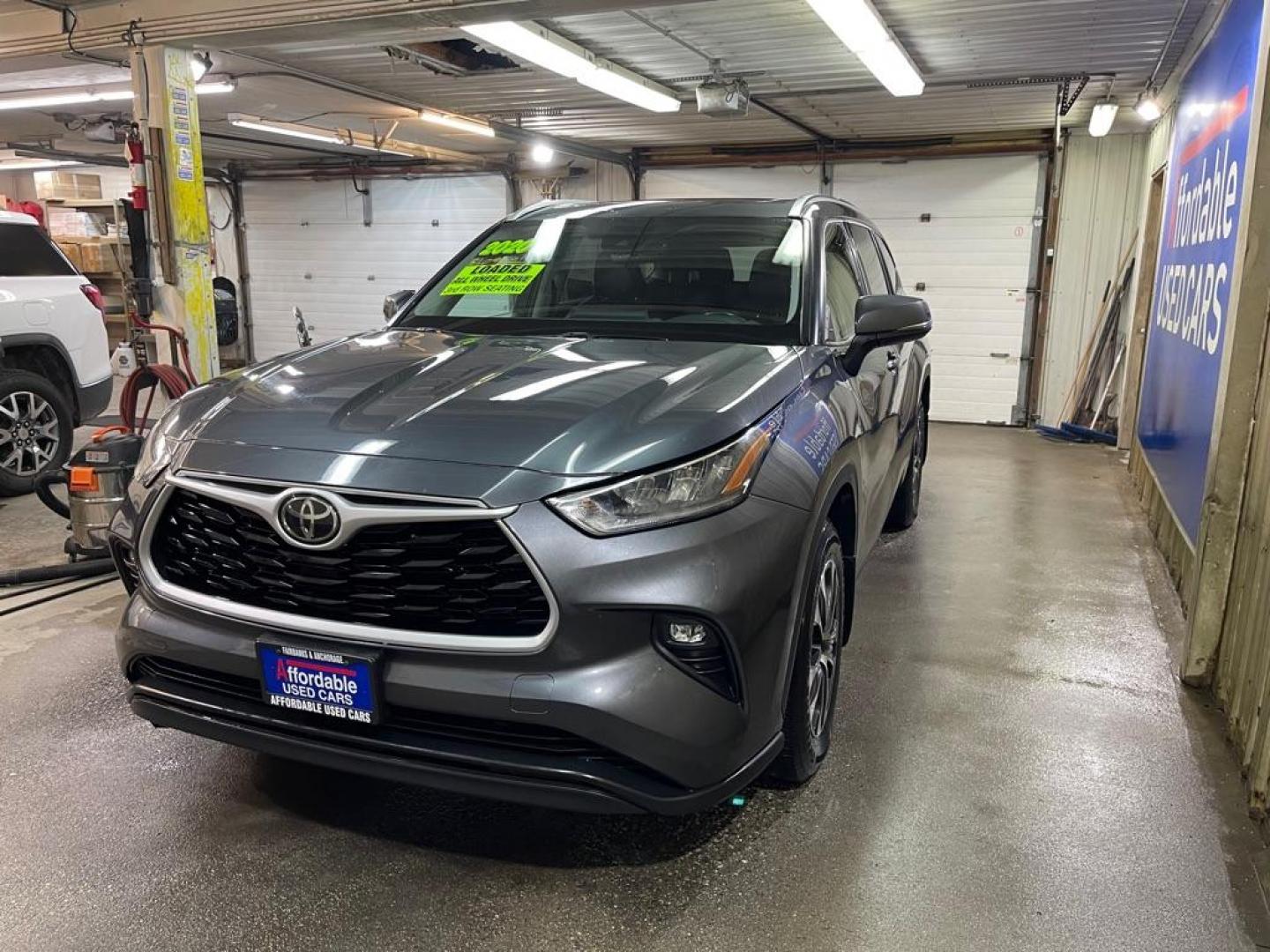 2020 GRAY TOYOTA HIGHLANDER XLE (5TDGZRBH3LS) with an 3.5L engine, Automatic transmission, located at 2525 S. Cushman, Fairbanks, AK, 99701, (907) 452-5707, 64.824036, -147.712311 - Photo#1