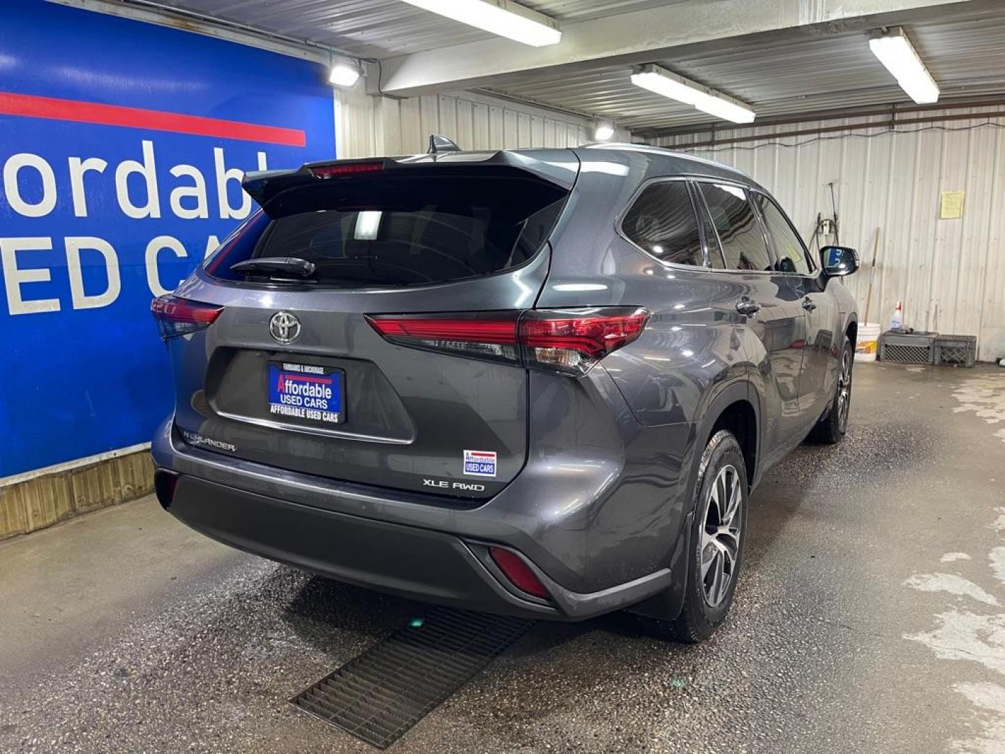 2020 GRAY TOYOTA HIGHLANDER XLE (5TDGZRBH3LS) with an 3.5L engine, Automatic transmission, located at 2525 S. Cushman, Fairbanks, AK, 99701, (907) 452-5707, 64.824036, -147.712311 - Photo#2