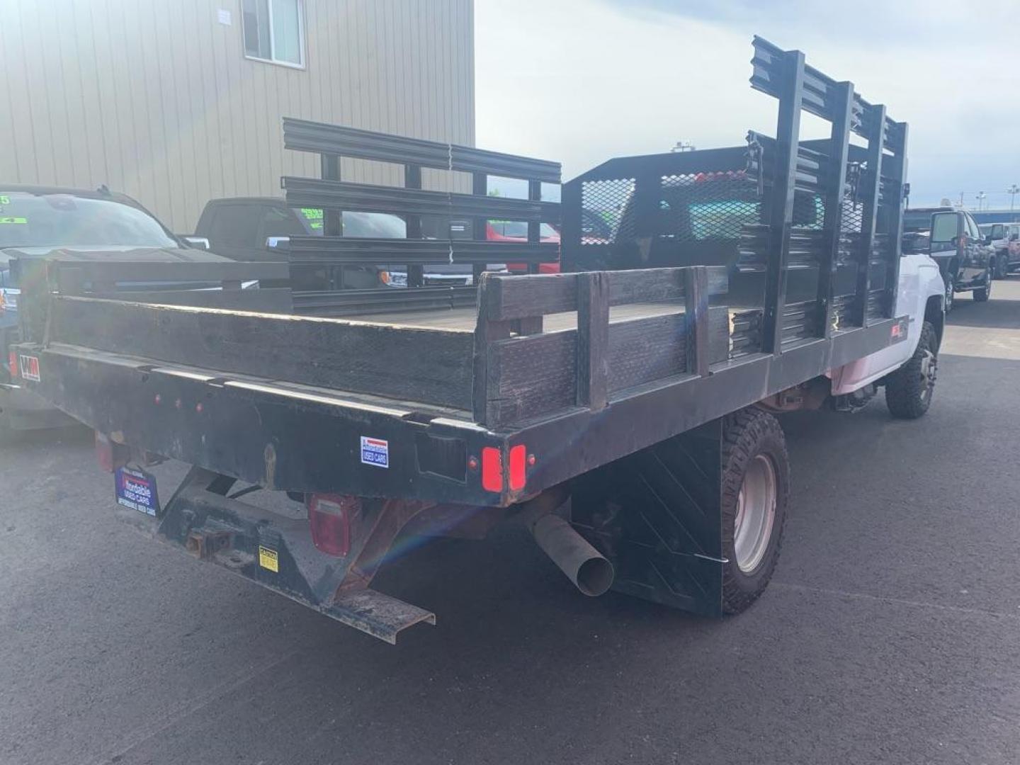 2017 WHITE CHEVROLET SILVERADO 3500 FLAT BED (1GB3KYCYXHF) with an 6.6L engine, Automatic transmission, located at 2525 S. Cushman, Fairbanks, AK, 99701, (907) 452-5707, 64.824036, -147.712311 - Photo#2