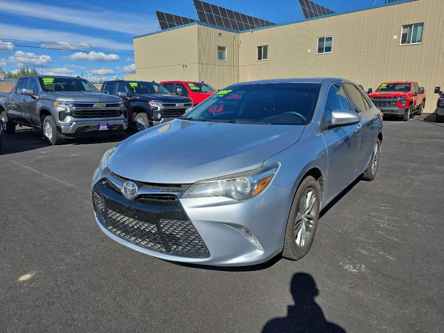 2017 SILVER TOYOTA CAMRY SE (4T1BF1FK4HU) with an 2.5L engine, Automatic transmission, located at 2525 S. Cushman, Fairbanks, AK, 99701, (907) 452-5707, 64.824036, -147.712311 - Photo#3