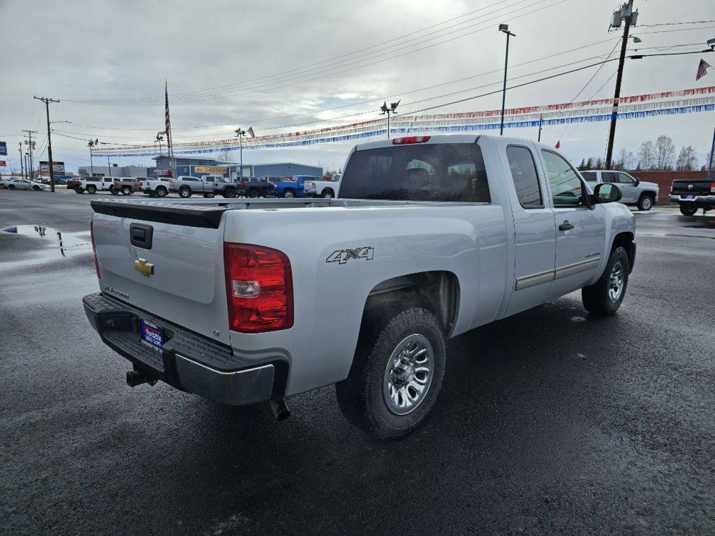 2013 SILVER CHEVROLET SILVERADO 1500 LT (1GCRKSE75DZ) with an 5.3L engine, Automatic transmission, located at 2525 S. Cushman, Fairbanks, AK, 99701, (907) 452-5707, 64.824036, -147.712311 - Photo#4