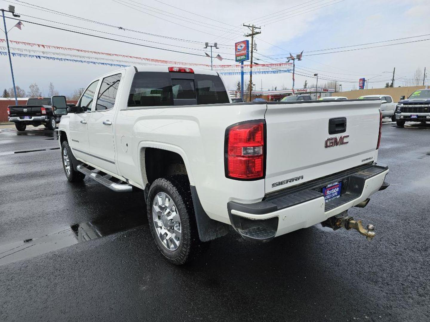 2015 WHITE GMC SIERRA 2500 DENALI (1GT120EG3FF) with an 6.0L engine, Automatic transmission, located at 2525 S. Cushman, Fairbanks, AK, 99701, (907) 452-5707, 64.824036, -147.712311 - Photo#3