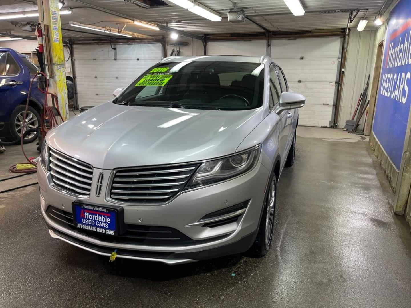 2016 SILVER LINCOLN MKC RESERVE (5LMTJ3DH5GU) with an 2.3L engine, Automatic transmission, located at 2525 S. Cushman, Fairbanks, AK, 99701, (907) 452-5707, 64.824036, -147.712311 - Photo#1